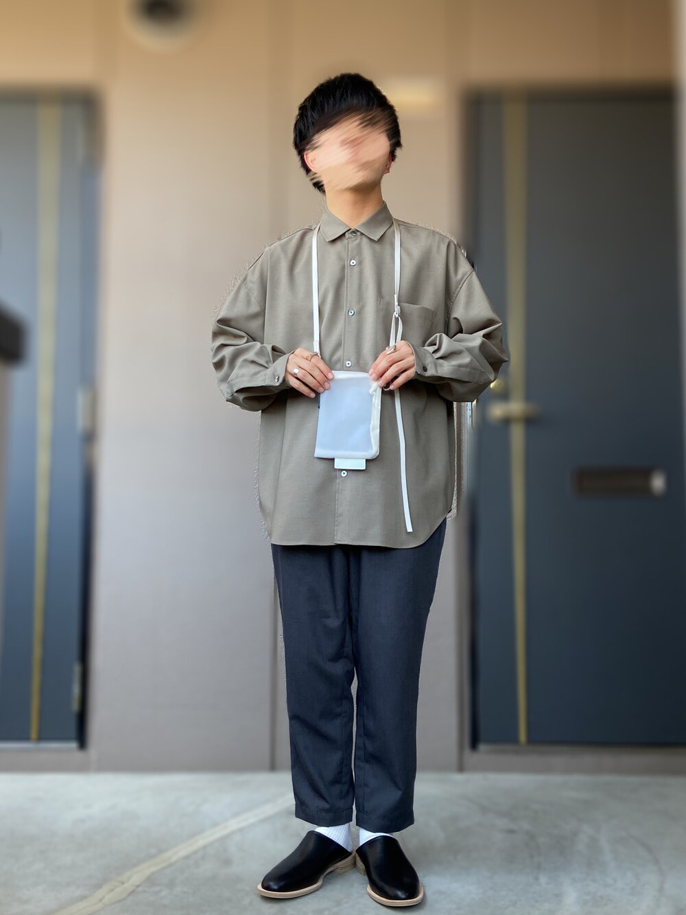 「PUBLIC TOKYO、UNITED TOKYO、ISHMM、iTTi、サコッシュ、リング、abundantism、革靴、サボ、オーバーシャツ、ゆったり、シャツ、ブラウンコーデ」｜「ISHMMのishmm sabot black（シューズ、ブラック系）」を使った、おます@低身長(159cm)さん（メンズ・159cm）の春コーディネートの1枚目の写真