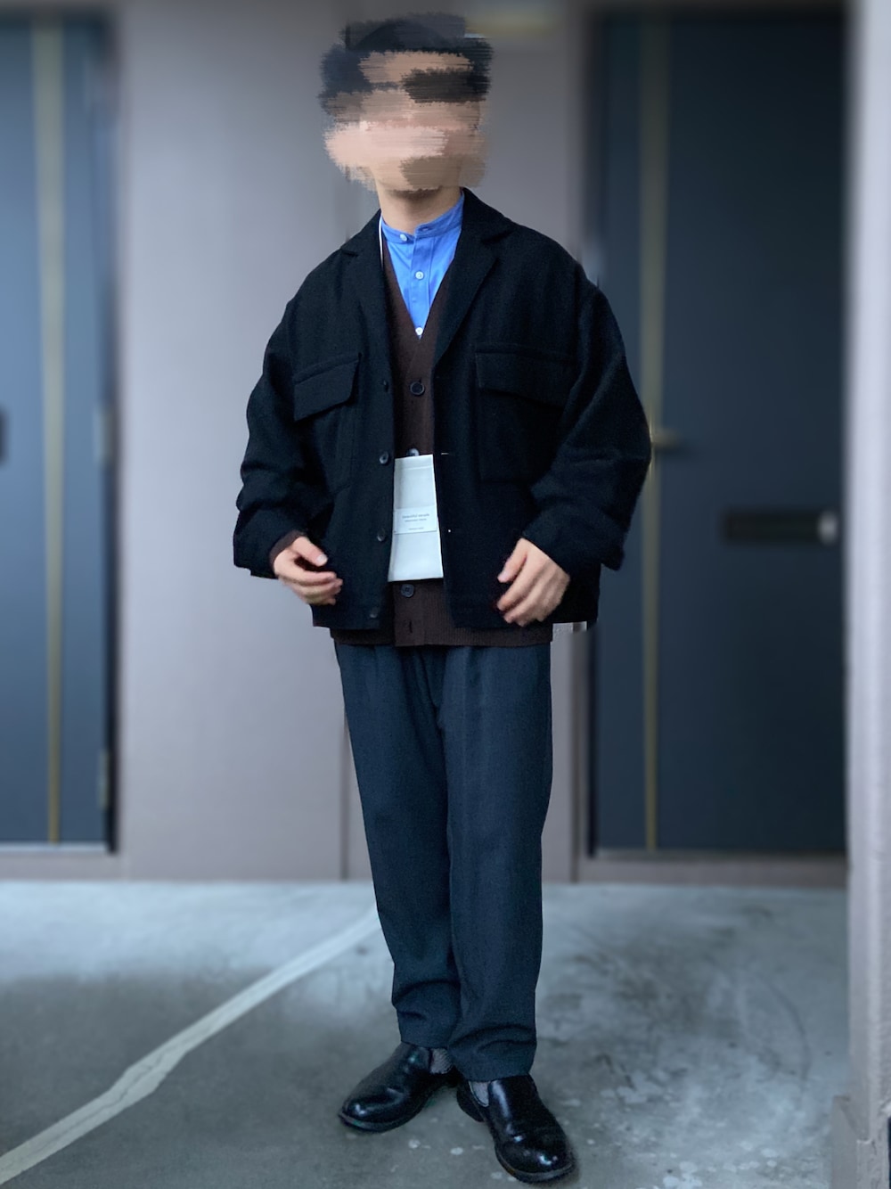 「morris&sons、beautiful people、ＬＡＭＯＮＤ、PUBLIC TOKYO、HARE、革靴、グレーソックス、青シャツ、スタンドカラー、カーディガン、低身長男子、ショート丈アウター、スラックス、休日コーデ」｜「HAREのウールジャケゾン(HARE)（ブルゾン、ブラック系）」を使った、おます@低身長(159cm)さん（メンズ・159cm）の冬コーディネートの1枚目の写真