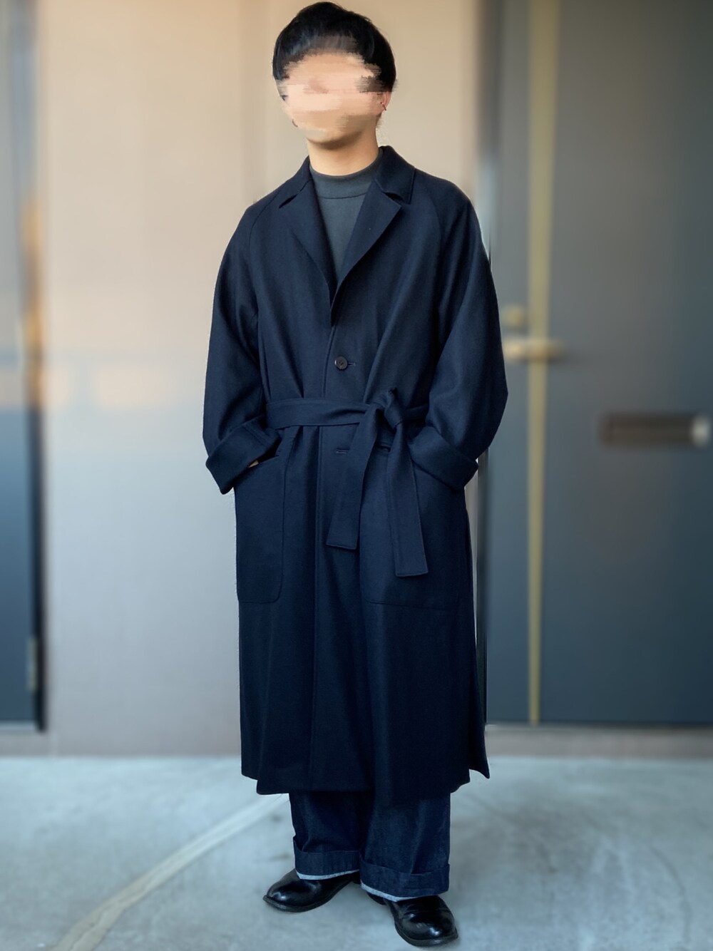 「URU、URU TOKYO、Traditional Weatherwear、革靴、Steven Alan、スティーブンアラン、低身長男子、コートスタイル、ネイビー、ダークトーンコーデ、ダークカラー」｜「URUのURU WOOL JERSEY BELTED COAT 1（ジャケット/アウター、ブラック系）」を使った、おます@低身長(159cm)さん（メンズ・159cm）の冬コーディネートの1枚目の写真