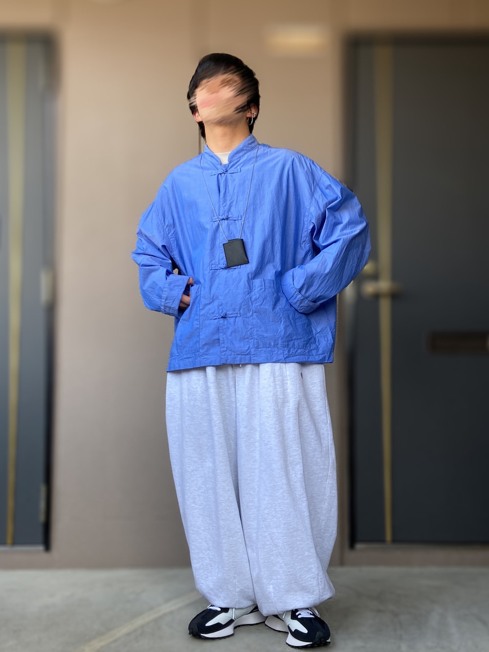 「info. BEAUTY&YOUTH、Anglan、New Balance、UNIQLO U、ユニクロ、ユニクロU、春夏コーデ、パステルカラー、ワイドパンツ、スニーカーコーデ、チャイナシャツ、ブルーコーデ、ブルー x ホワイト、韓国ブランド、イヤーカフ」｜「ITTIの【ITTI/イッチ】AirPods case（スピーカー、ブラック系）」を使った、おます@低身長(159cm)さん（メンズ・159cm）の春コーディネートの1枚目の写真