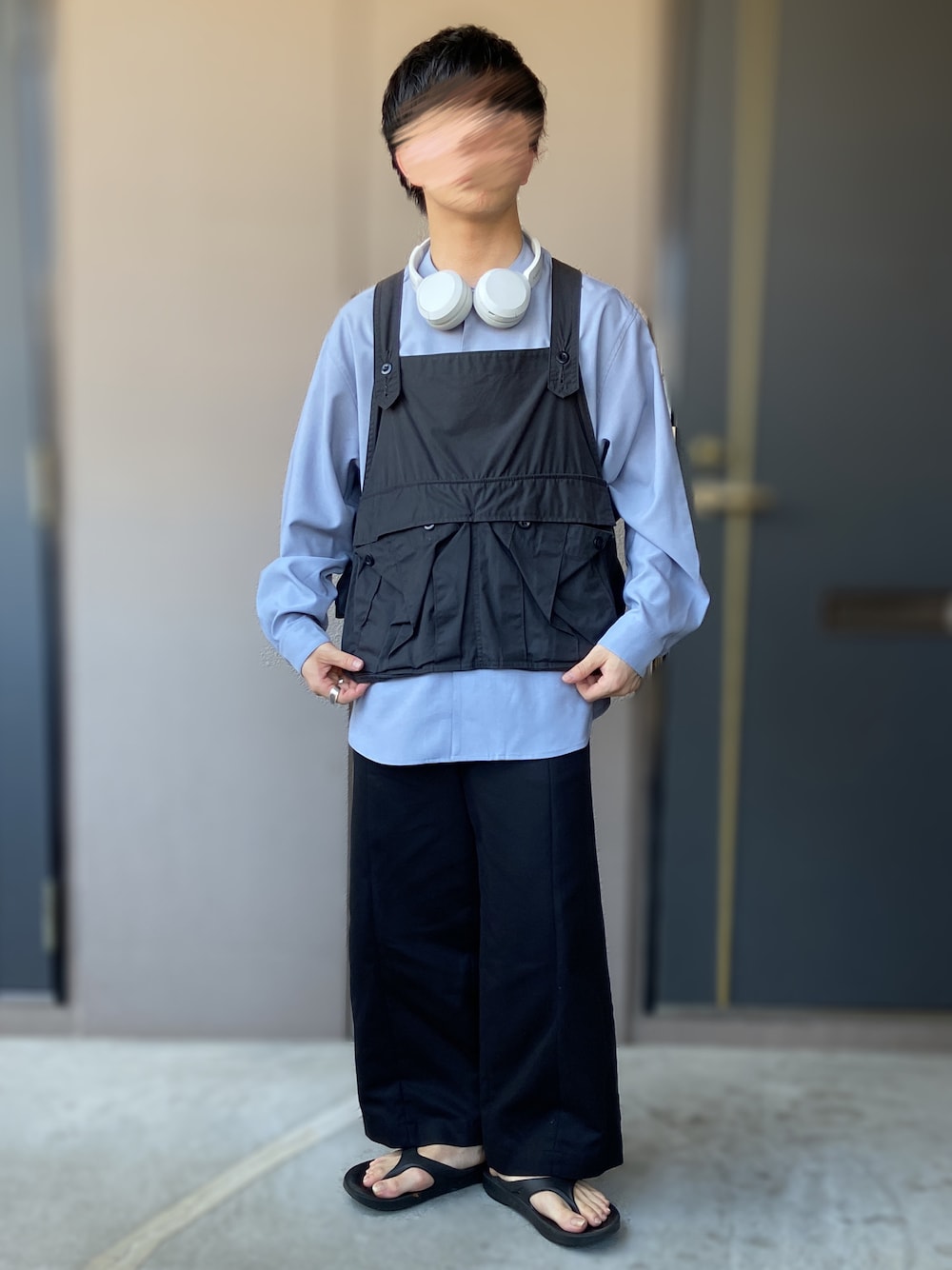 「digawel、BROWN by 2-tacs、SONY、A+TOKYO、OOFOS、seed it、seed it vest、低身長男子、リカバリーサンダル、ノーカラーシャツ、ヘッドホン」｜「BROWN by 2-tacsのアイテム（ベスト、ブラック系）」を使った、おます@低身長(159cm)さん（骨格ストレート・メンズ・159cm）の秋コーディネートの1枚目の写真