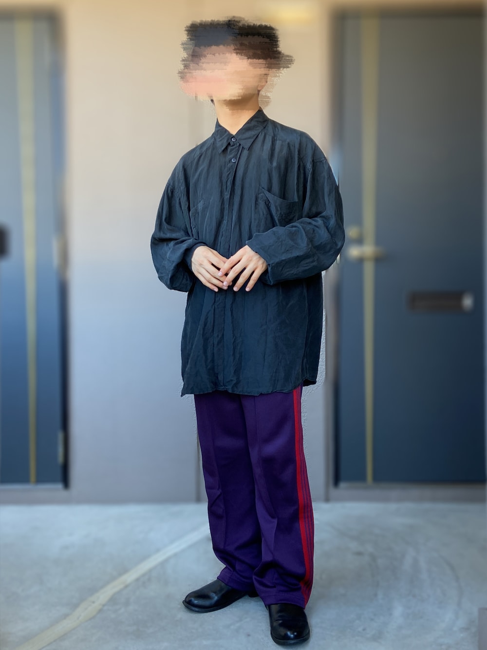「NEEDLES、needles トラックパンツ、Needles ニードルズ、シンプルコーデ、低身長男子、シルクシャツ、シルク、トラックパンツ、古着、古着コーデ、パープル×黒、パープル、革靴」｜「NeedlesのTrack Pant-Poly Smooth（その他パンツ、パープル系）」を使った、おます@低身長(159cm)さん（メンズ・159cm）の秋コーディネートの1枚目の写真