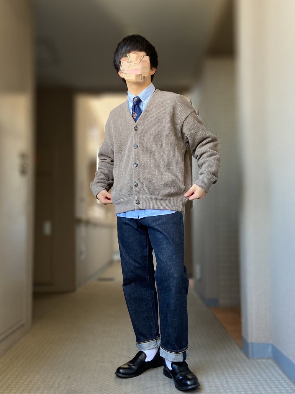 「crepuscule、カーディガン、秋コーデ、革靴、ブラウンコーデ、ネクタイコーデ、青シャツ」｜「crepusculeのcrepscule moss stitch cardigan(brown)（カーディガン/ボレロ、ブラウン系）」を使った、おます@低身長(159cm)さん（メンズ・159cm）の秋コーディネートの1枚目の写真