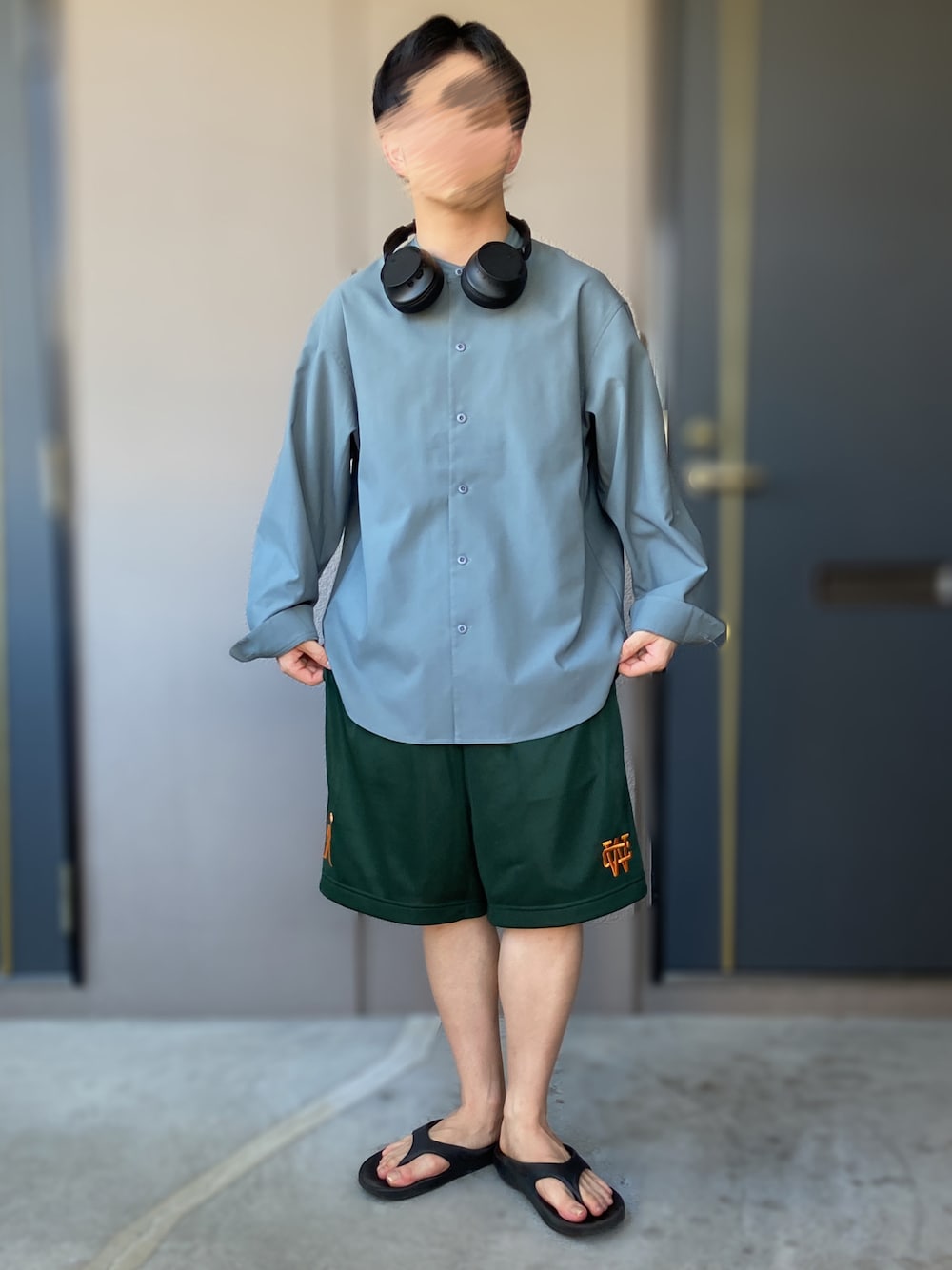 「SONY、ヘッドホン、Carhartt WIP(Carhartt WIP)、A+TOKYO、メッシュ、ハーフパンツ、リカバリーサンダル、OOFOS、低身長男子、バンドカラーシャツ、グリーンコーデ」｜「OOFOSのOOFOS/ウーフォス Ooriginal/ウーオリジナル（サンダル、ブラック系）」を使った、おます@低身長(159cm)さん（骨格ストレート・メンズ・159cm）の夏コーディネートの1枚目の写真