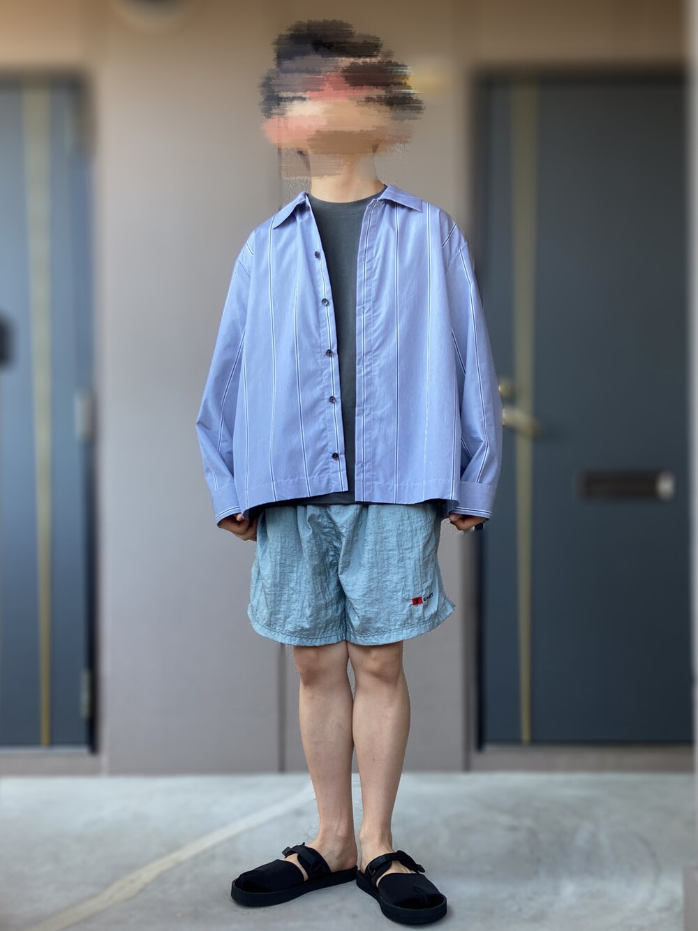 「古着、古着MIX、VOAAOV、UNIQLO、UNIQLO U、suicoke、Nepenthes、ナイロンパンツ、サンダル、足袋、ストライプシャツ、ハーフパンツ、膝上ショーツ、低身長男子」｜「suicokeのsuicoke nepenthes Split to Sandal US7(25cm)（サンダル、ブラック系）」を使った、おます@低身長(159cm)さん（メンズ・159cm）の秋コーディネートの1枚目の写真