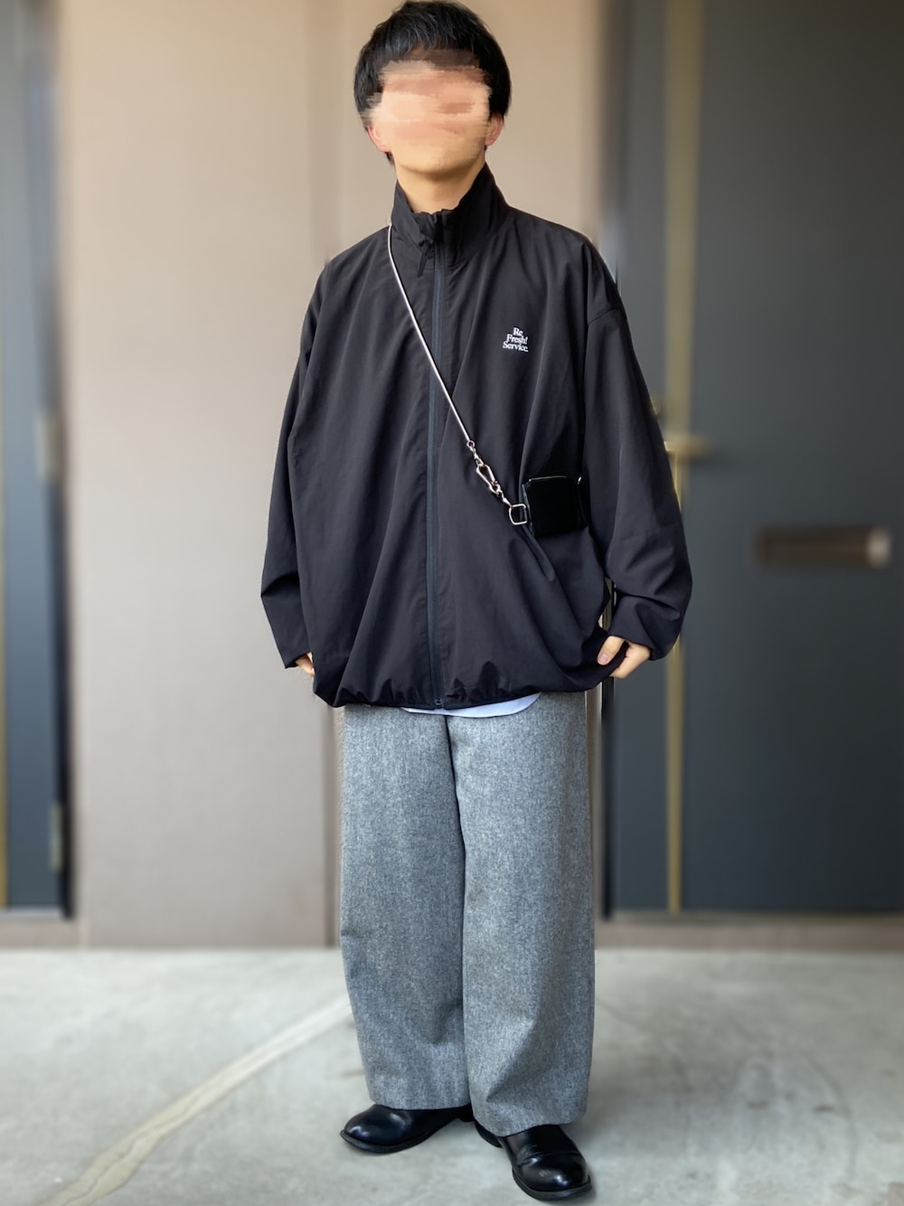 「FreshService、HIDAKA、PUBLIC TOKYO、digawel、革靴、低身長男子、テックウェア、スタンドネック、グレーコーデ、ゆるコーデ、春のNewスタイル、春、モノトーン」｜「DIGAWELのDIGAWELL  Side Adjust Pants（パンツ、グレー系）」を使った、おます@低身長(159cm)さん（メンズ・159cm）の春コーディネートの1枚目の写真