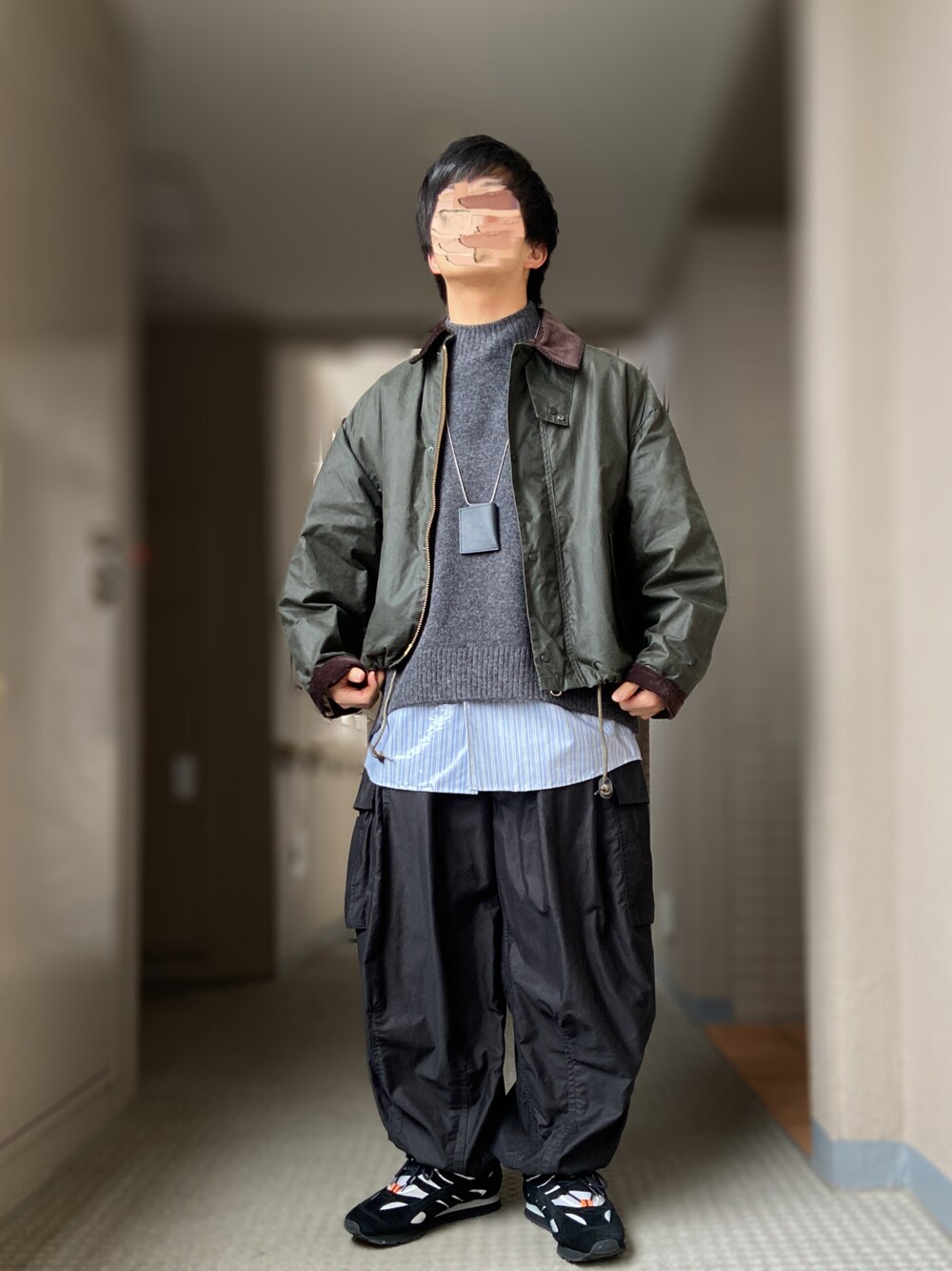 「barbour、NEEDLES、iTTi、REPRODUCTION OF FOUND、SHAREEF、ストライプシャツ、KAPTAIN SUNSHINE、オイルドジャケット、ロングシャツ、カーゴパンツ、ミリタリーコーデ、UNIQLO、モックネックニット」｜「SHAREEFのLAMINATE STRIPE L/S SHIRTS（シャツ/ブラウス、ブルー系）」を使った、おます@低身長(159cm)さん（メンズ・159cm）の冬コーディネートの1枚目の写真
