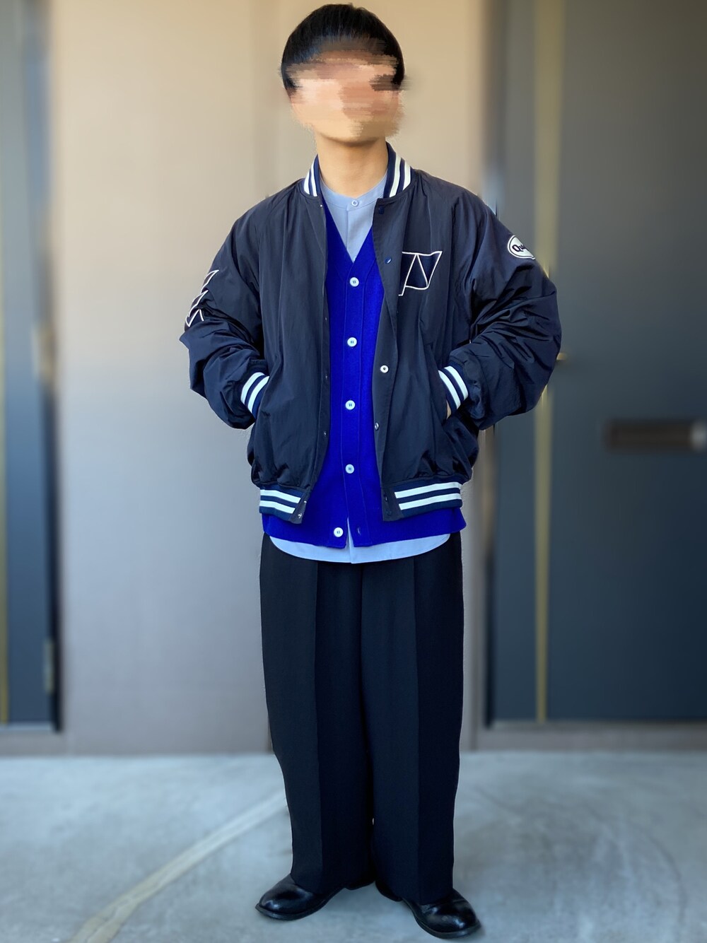 「dress、GYMPHLEX、A+TOKYO、エープラストウキョウ、冬を彩る色いろコーデ、ブルーコーデ、UNITED ARROWS & SONS、DaisukeObana、ジムフレックス、ブルー、革靴、低身長男子、ブルー×ブラック、スタンドカラー、冬のコーデ」｜「GYMPHLEXのGymphlex | Vネックニットカーディガン MEN（カーディガン/ボレロ、ブルー系）」を使った、おます@低身長(159cm)さん（メンズ・159cm）の冬コーディネートの1枚目の写真