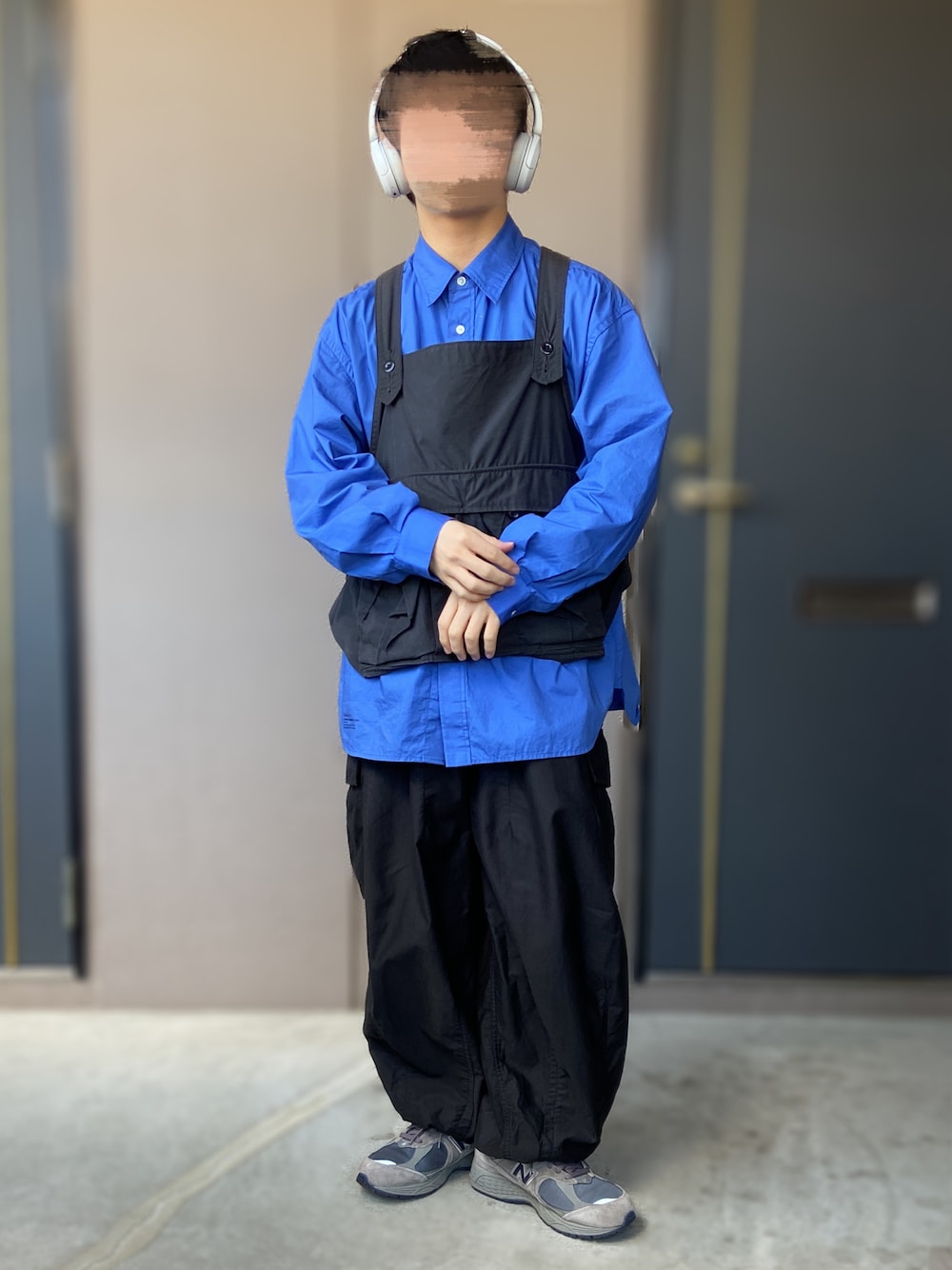 「FreshService、BROWN by 2-tacs、NEEDLES、New Balance、SONY、カーゴパンツ、スニーカー、ブルーシャツ、ベスト、seed it vest、seed it、低身長男子、ヘッドホン」｜「NEW BALANCEの＜New Balance＞ M2002R GTX/スニーカー（スニーカー、グレー系）」を使った、おます@低身長(159cm)さん（骨格ストレート・メンズ・159cm）の春コーディネートの1枚目の写真