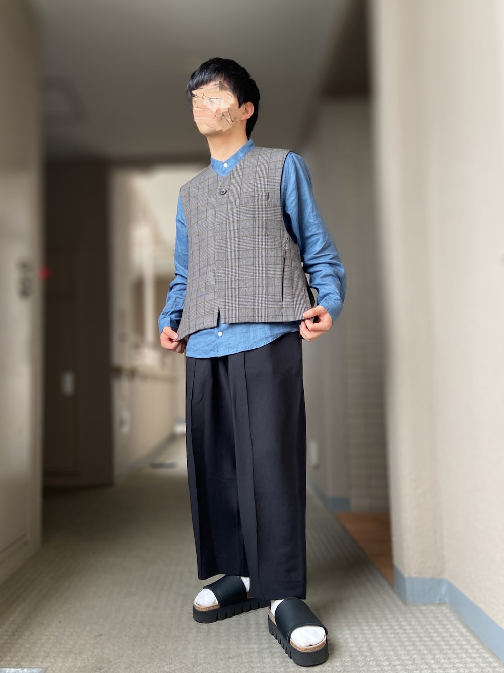 「リネン、リネンシャツ、Hender Scheme、サンダルに靴下、stein、無印良品、ワイドパンツ」｜「steinのアイテム（ベスト、グレー系）」を使った、おます@低身長(159cm)さん（メンズ・159cm）の夏コーディネートの1枚目の写真