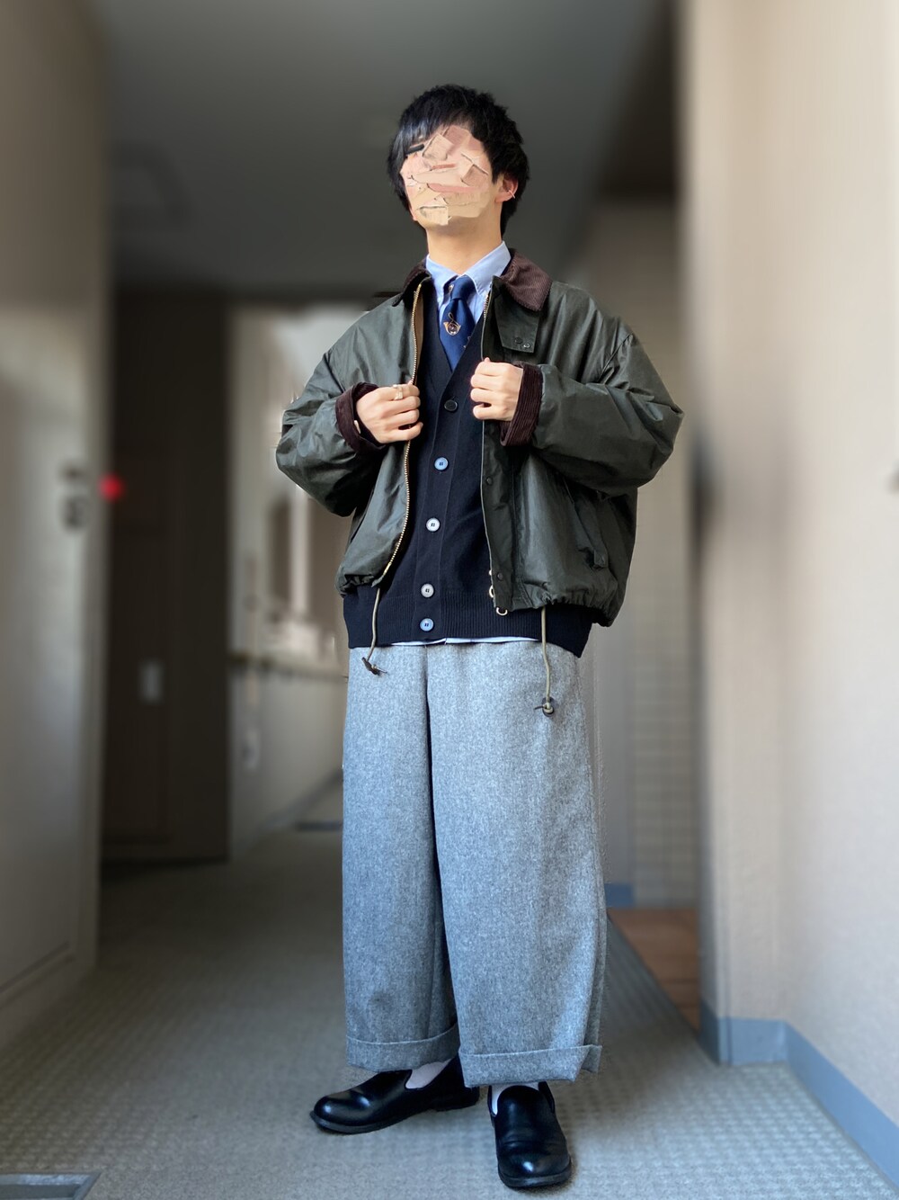 「barbour、KAPTAIN SUNSHINE、digawel、morris&sons、ネクタイ、ネクタイコーデ、青シャツ」｜「DIGAWELのDIGAWELL  Side Adjust Pants（パンツ、グレー系）」を使った、おます@低身長(159cm)さん（メンズ・159cm）の冬コーディネートの1枚目の写真