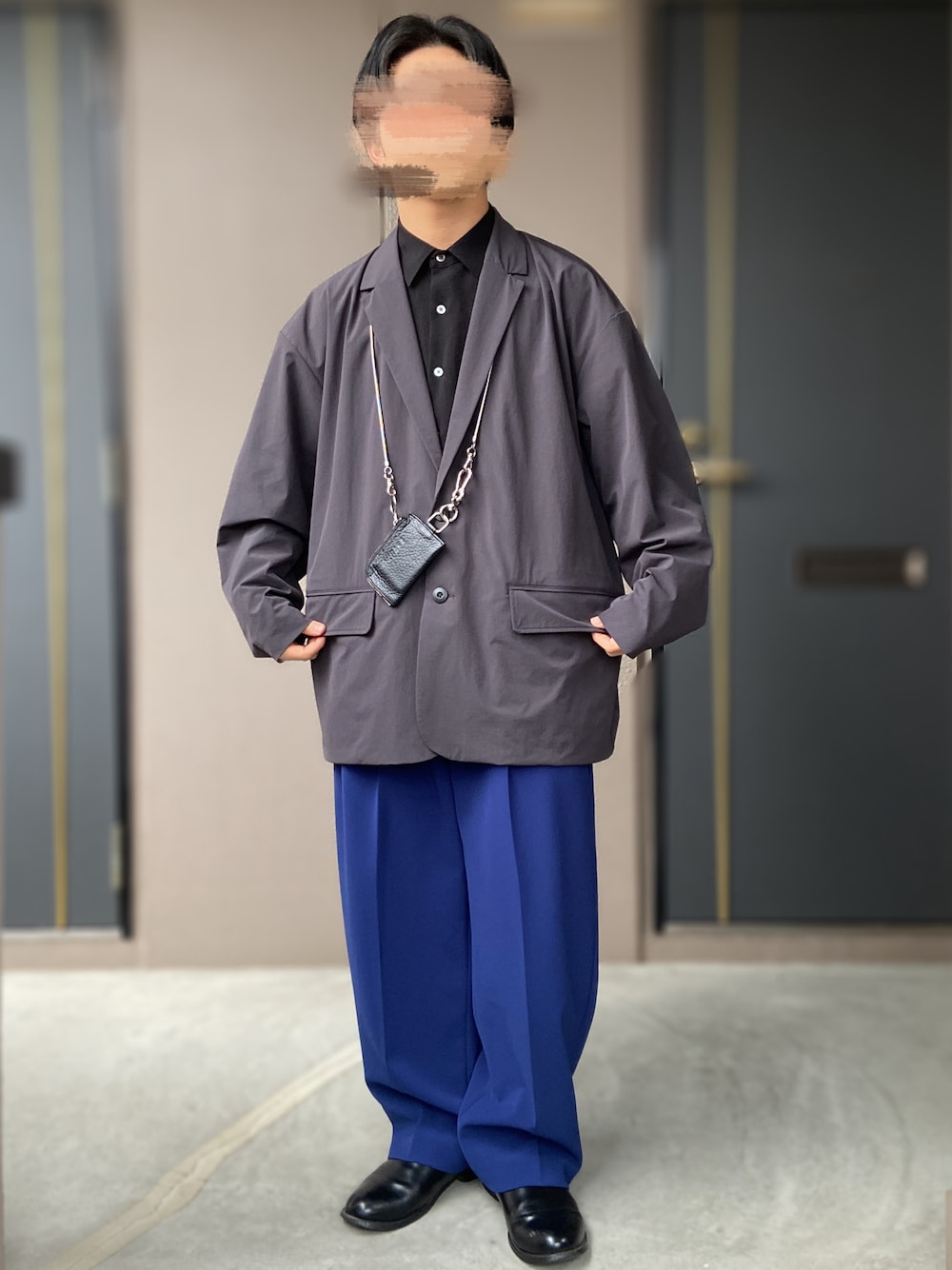 「UNITED TOKYO、PUBLIC TOKYO、革靴、HIDAKA、ジャケット、黒シャツ、青パンツ、ストレートパンツ、ワイドパンツ、カラーパンツ、低身長男子」｜「PUBLIC TOKYOのカラーイージースラックス（スラックス、ブルー系）」を使った、おます@低身長(159cm)さん（メンズ・159cm）の春コーディネートの1枚目の写真