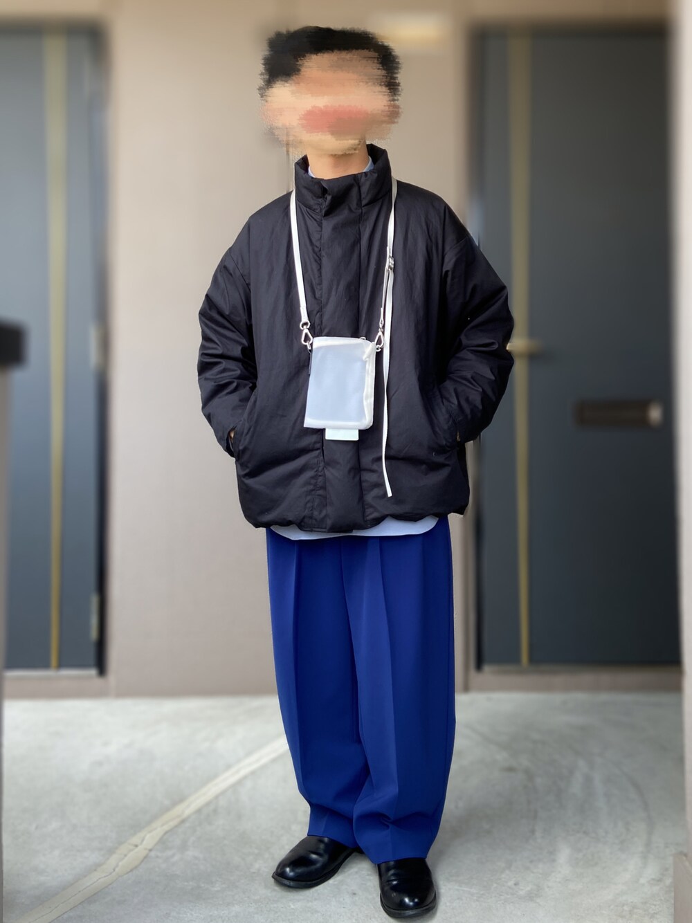 「Mujilabo、MUJI Labo、PUBLIC TOKYO、UNITED TOKYO、iTTi、ネックポーチ、低身長男子、カラーパンツ、ブルーコーデ、ダウンジャケット、休日コーデ、秋冬コーデ、ワイドシルエット、革靴」｜「PUBLIC TOKYOのカラーイージースラックス（スラックス、ブルー系）」を使った、おます@低身長(159cm)さん（メンズ・159cm）の秋コーディネートの1枚目の写真