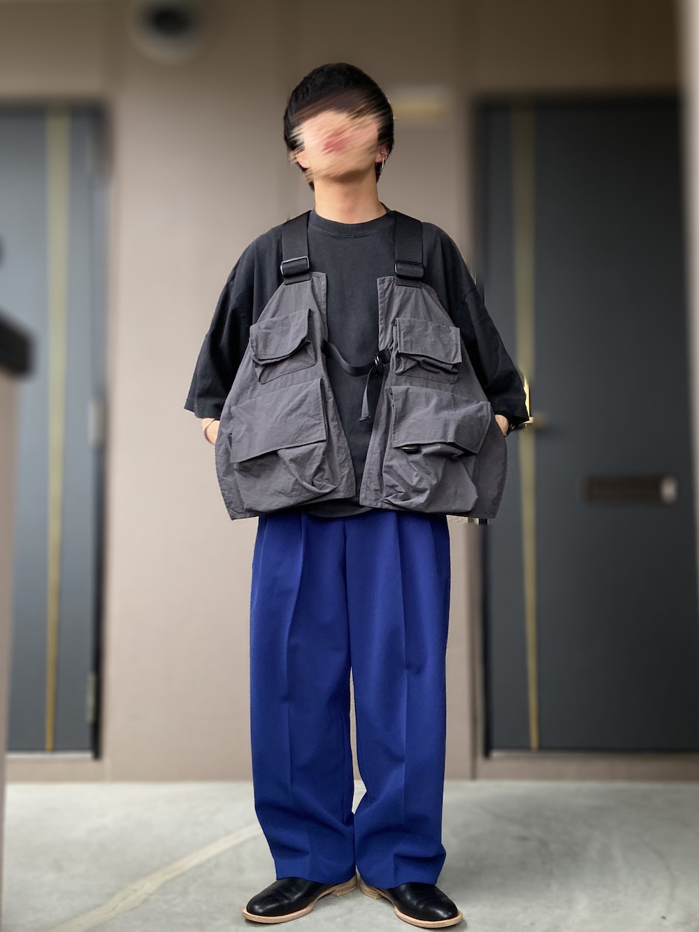 「FREAK’Ｓ STORE、CHOW DOWN、UNITED TOKYO、ISHMM、stein、タクティカルベスト、ベスト、ブルーコーデ、ブルーパンツ、青×黒、ビッグT、ブラックコーデ、Klasse14、時計」｜「PUBLIC TOKYOのカラーイージースラックス（スラックス、ブルー系）」を使った、おます@低身長(159cm)さん（メンズ・159cm）の夏コーディネートの1枚目の写真