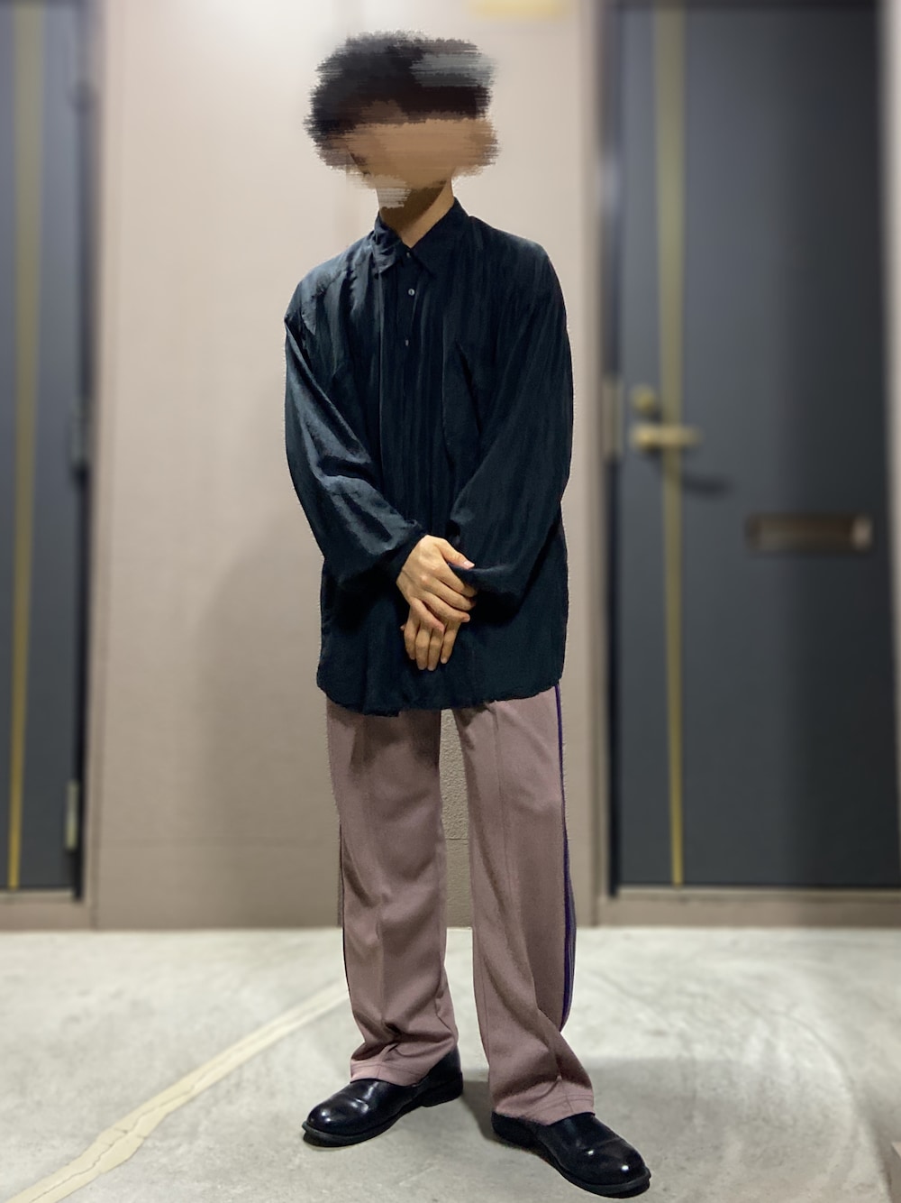 「NEEDLES、needles トラックパンツ、Needles ニードルズ、古着MIX、古着、黒シャツ、革靴、トラックパンツ、低身長男子、シルクシャツ、ブラックコーデ」｜「NeedlesのTrack Pant-Poly Smooth（その他パンツ、ピンク系）」を使った、おます@低身長(159cm)さん（メンズ・159cm）の秋コーディネートの1枚目の写真