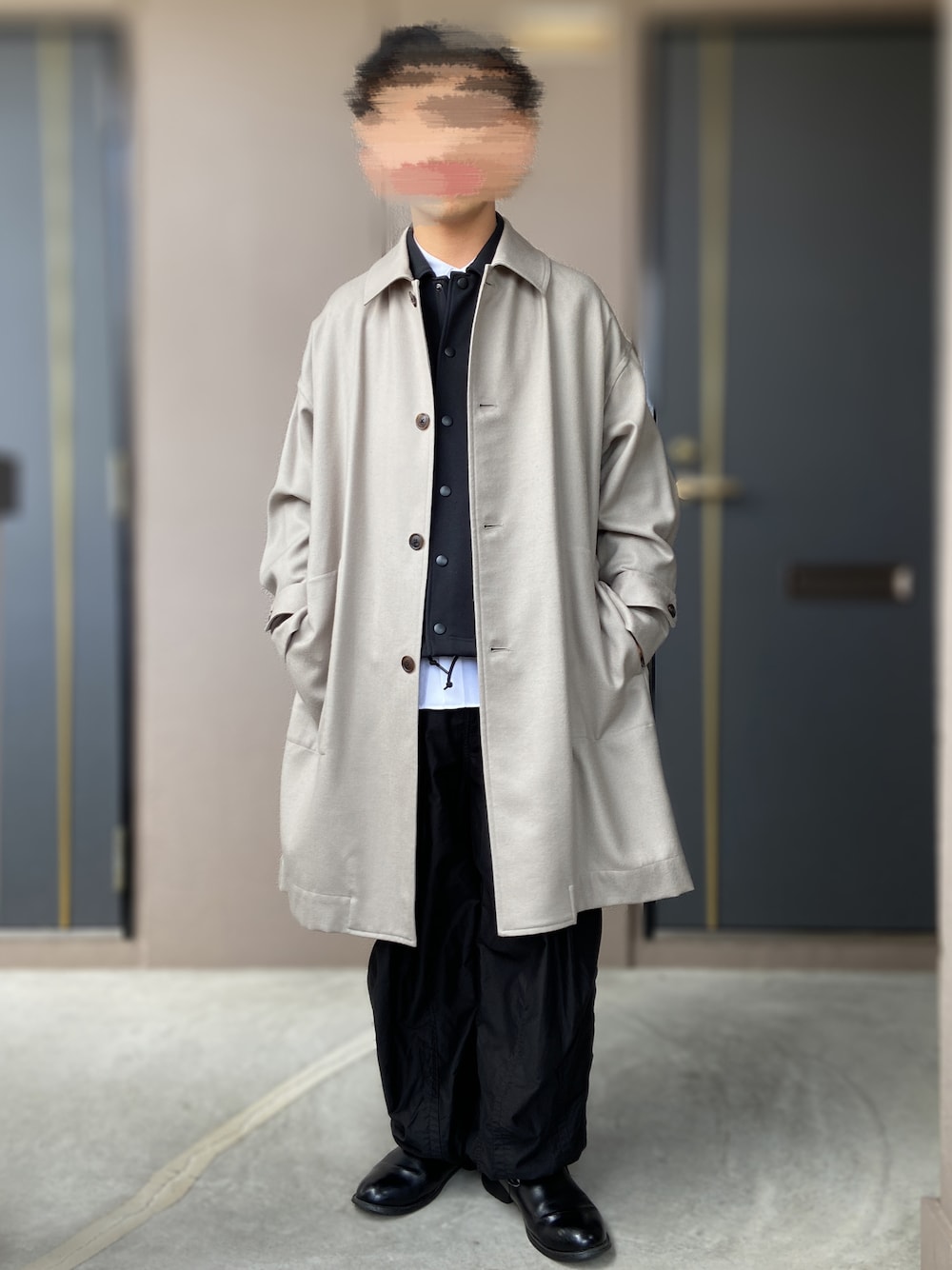 「marka、FRED PERRY、NEEDLES、ヒザデルパンツ、UNITED TOKYO、トラックジャケット、コートスタイル、モノトーン、モノトーンコーデ、ミリタリーパンツ、低身長コーデ、シンプルスタイル、ゆるコーデ、低身長男子」｜「NeedlesのH.D. Pants-BDU（パンツ、ブラック系）」を使った、おます@低身長(159cm)さん（メンズ・159cm）の冬コーディネートの1枚目の写真