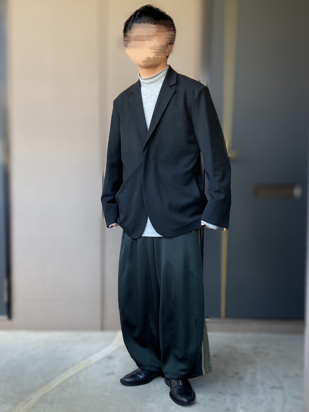 「YAECA、yaeca contempo、NEEDLES、ISHMM、無印良品、ジャケット、トラックパンツ、ジップシューズ、革靴、低身長男子、ヤエカ」｜「Needlesのneedles ヒザデルトラックパンツ（パンツ、グリーン系）」を使った、おます@低身長(159cm)さん（骨格ストレート・メンズ・159cm）の春コーディネートの1枚目の写真