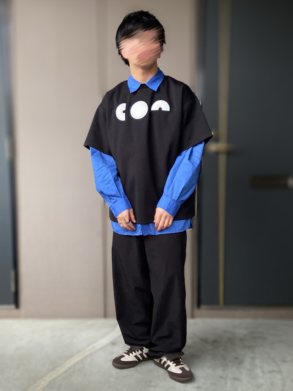 ブラック系のトップス、イエロー系のスニーカー、ブラック系のTシャツ/カットソーを着用したメンズの秋コーディネートの1枚目の写真