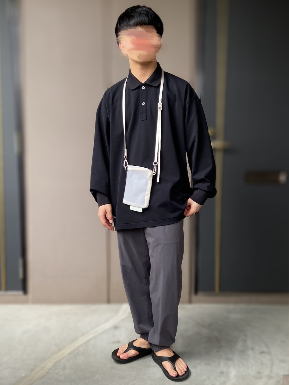 「FreshService、ITTI、iTTi、ナイロンパンツ、oofos、ポロシャツ、モノトーン、リカバリーサンダル、低身長男子、夏コーデ、お出かけコーデ」｜「OOFOSのOOFOS/ウーフォス Ooriginal/ウーオリジナル（サンダル、ブラック系）」を使った、おます@低身長(159cm)さん（メンズ・159cm）の夏コーディネートの1枚目の写真