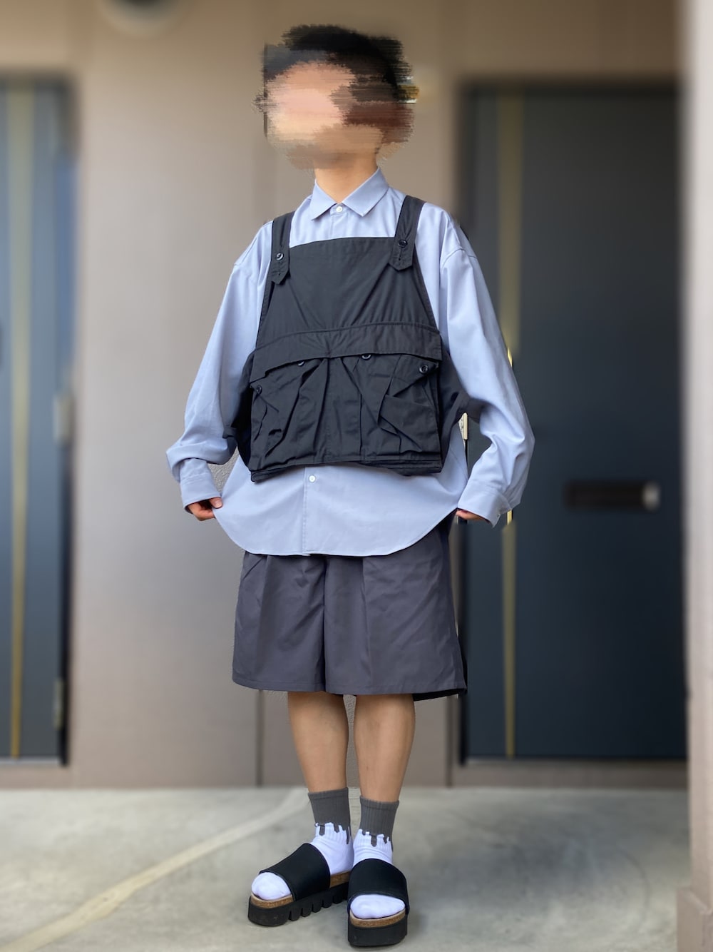 「LIXTICK、EN ROUTE(EN ROUTE)、EN ROUTE、BROWN by 2-tacs、PUBLIC TOKYO、Hender Scheme、かまぼこサンダル、サンダルに靴下、低身長男子、ビッグシャツ、ショーツスタイル、ハーフパンツ、ベスト×シャツ、プルオーバーベスト、seed it」｜「Hender Schemeのcaterpillar（その他シューズ、ブラック系）」を使った、おます@低身長(159cm)さん（メンズ・159cm）の秋コーディネートの1枚目の写真