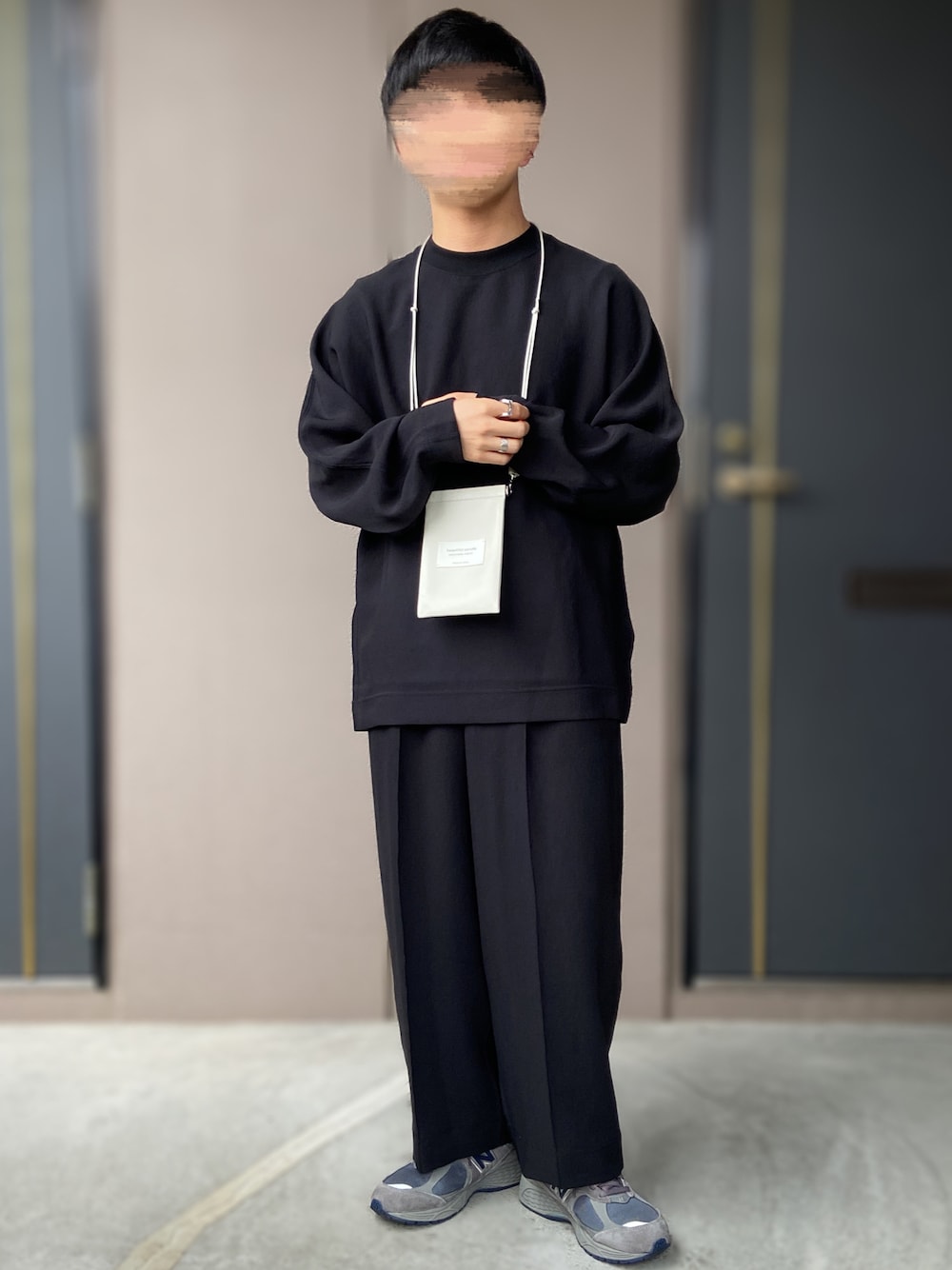 「UNITED ARROWS & SONS、DaisukeObana、beautiful people、New Balance、指輪、アクセサリー、ブラックコーデ、モノトーン、スウェードシューズ、セットアップ、低身長男子、シルバーアクセサリー、イヤーカフ、ゆるコーデ」｜「NEW BALANCEの＜New Balance＞ M2002R GTX/スニーカー（スニーカー、グレー系）」を使った、おます@低身長(159cm)さん（メンズ・159cm）の秋コーディネートの1枚目の写真