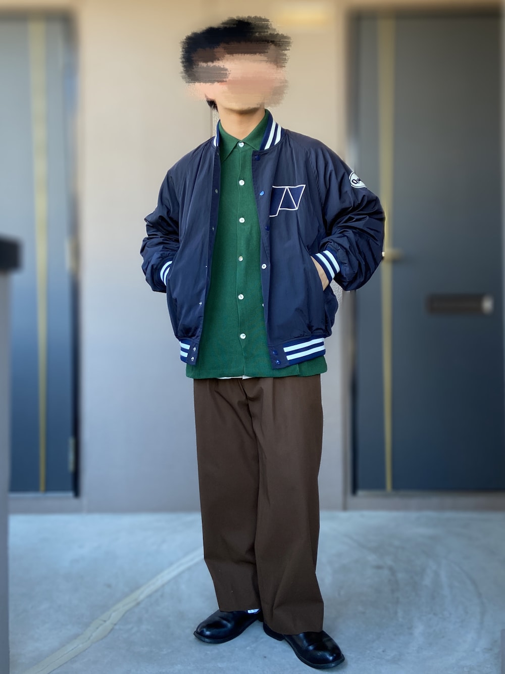 「kaiko、dress、quigley、BEAUTY&YOUTH UNITED ARROWS、クリスマスに着たい服、スタジャン、ニットシャツ、UNITED TOKYO、革靴、低身長男子、グリーンコーデ、ブルーコーデ、差し色、ブラウンパンツ」｜「BEAUTY&YOUTH UNITED ARROWSのBY ハイツイスト ギャバ 1P ストレートパンツ（その他パンツ、ブラウン系）」を使った、おます@低身長(159cm)さん（メンズ・159cm）の冬コーディネートの1枚目の写真
