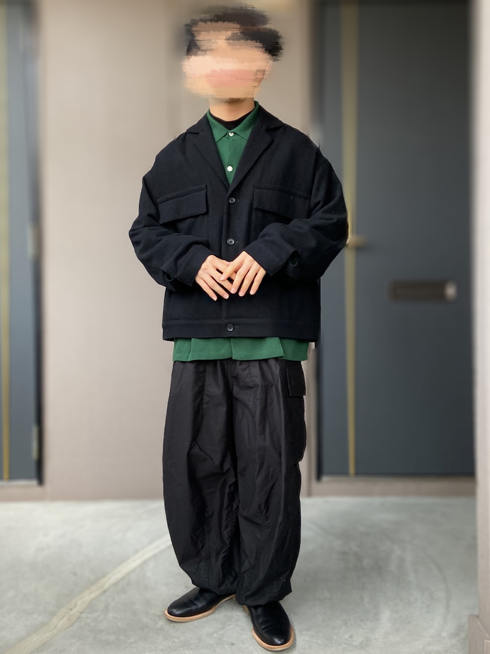 「kaiko、NEEDLES、ISHMM、HARE、革靴、サボ、シャツカーディガン、ニットシャツ、差し色(緑)、ショート丈、低身長男子、モックネック、UNIQLO U、UNIQLO、カーゴパンツ」｜「ISHMMのishmm sabot black（シューズ、ブラック系）」を使った、おます@低身長(159cm)さん（メンズ・159cm）の春コーディネートの1枚目の写真