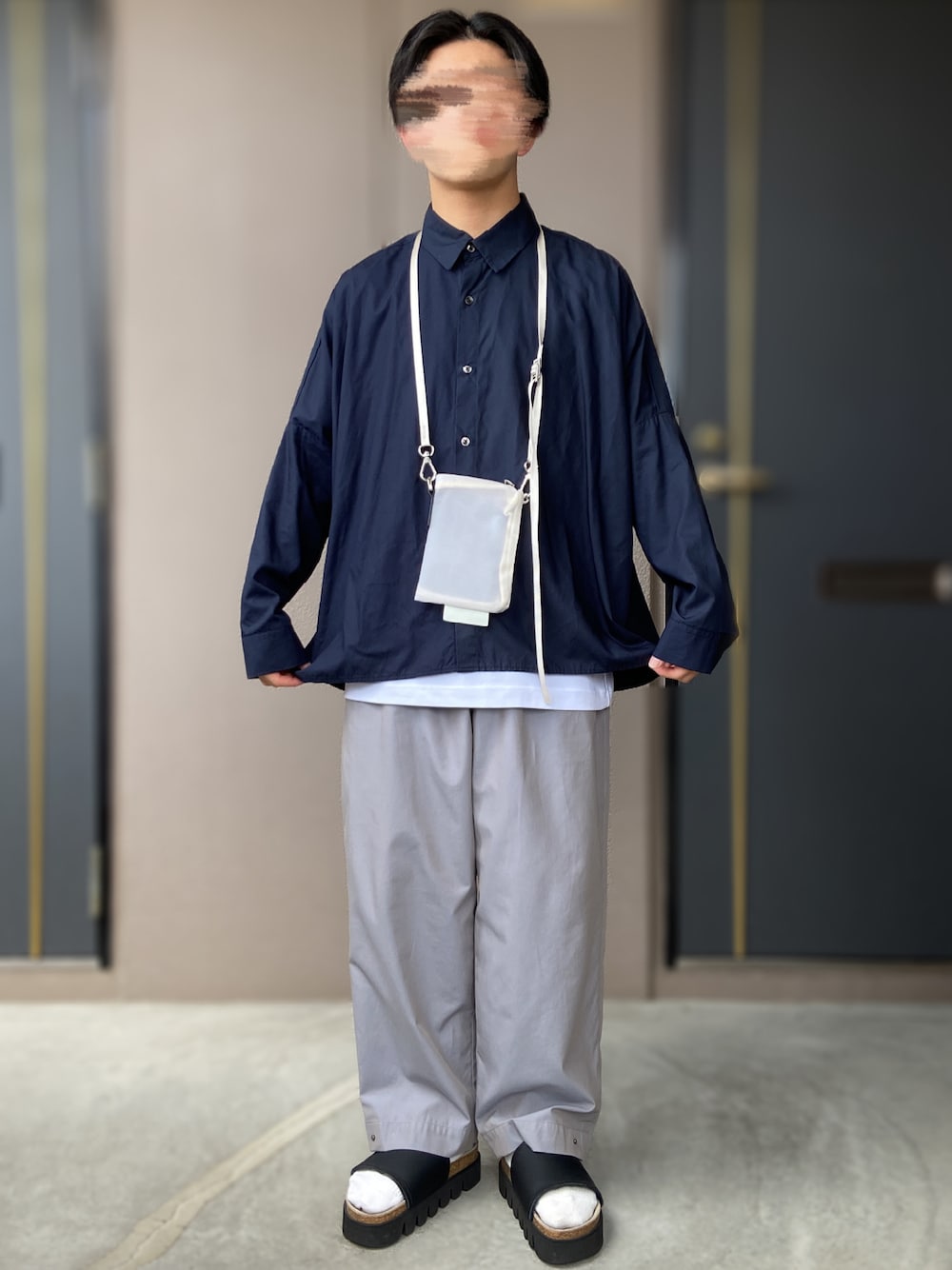 「Lui's、UNIQLO U、UNIQLO、dulcamara、Hender Scheme、エンダースキーマ、かまぼこサンダル、iTTi、ブルーコーデ、低身長男子、ブルーグレー、シンプルコーデ、シャツスタイル」｜「Dulcamaraの2021春夏　チノチノヘムタックPT　-CHINOCHINO-（チノパンツ、グレー系）」を使った、おます@低身長(159cm)さん（メンズ・159cm）の春コーディネートの1枚目の写真