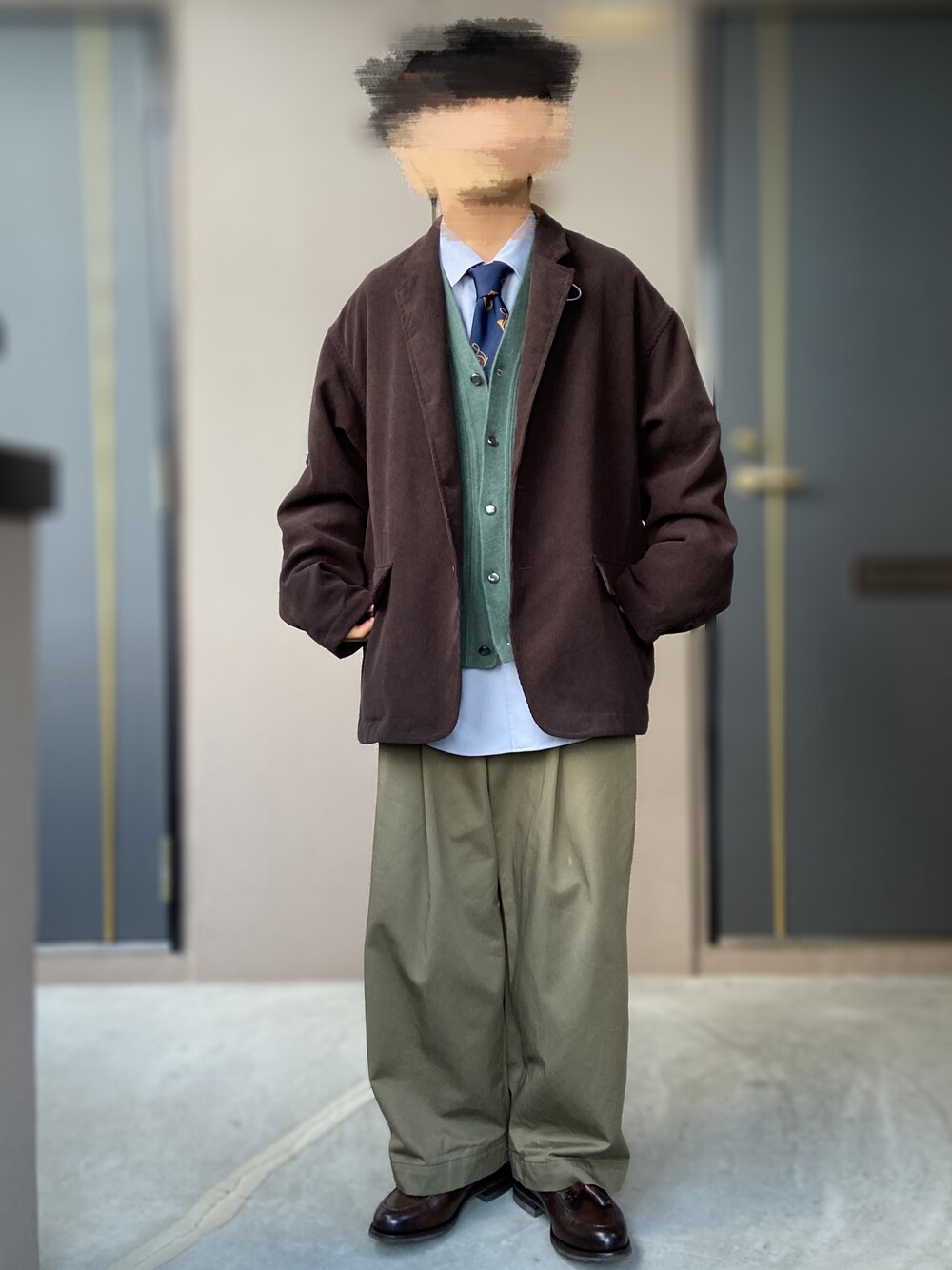 「DAIWAPIER39、ジャケット、URBAN RESEARCH DOORS、ネクタイコーデ、ネクタイ、PUBLIC TOKYO、ビッグシャツ、ブルーシャツ、LAD MUSICIAN、モヘアカーディガン、Traditional Weatherwear、カーキパンツ、berwick1707、ローファー、低身長男子」｜「Traditional WeatherwearのUNIONSLACK 101（その他パンツ、グリーン系）」を使った、おます@低身長(159cm)さん（メンズ・159cm）の冬コーディネートの1枚目の写真