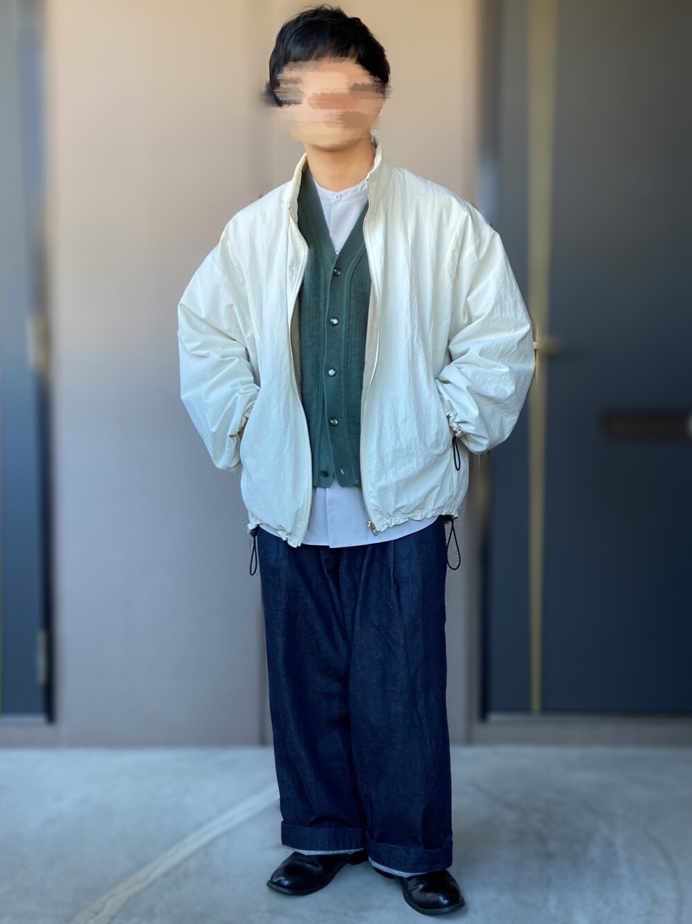 「VOAAOV、LAD MUSICIAN、A+TOKYO、エープラストウキョウ、Traditional Weatherwear、traditionalweatherwear、トラディショナルウェザーウエア、革靴、カーディガン、モヘアカーディガン、リバーシブルジャケット、ホワイトコーデ、低身長男子」｜「CITY TOKYOの【洗える/シワ防止】FEEL LIGHTリラックスバンドカラーシャツ（シャツ/ブラウス、グレー系）」を使った、おます@低身長(159cm)さん（メンズ・159cm）の冬コーディネートの1枚目の写真
