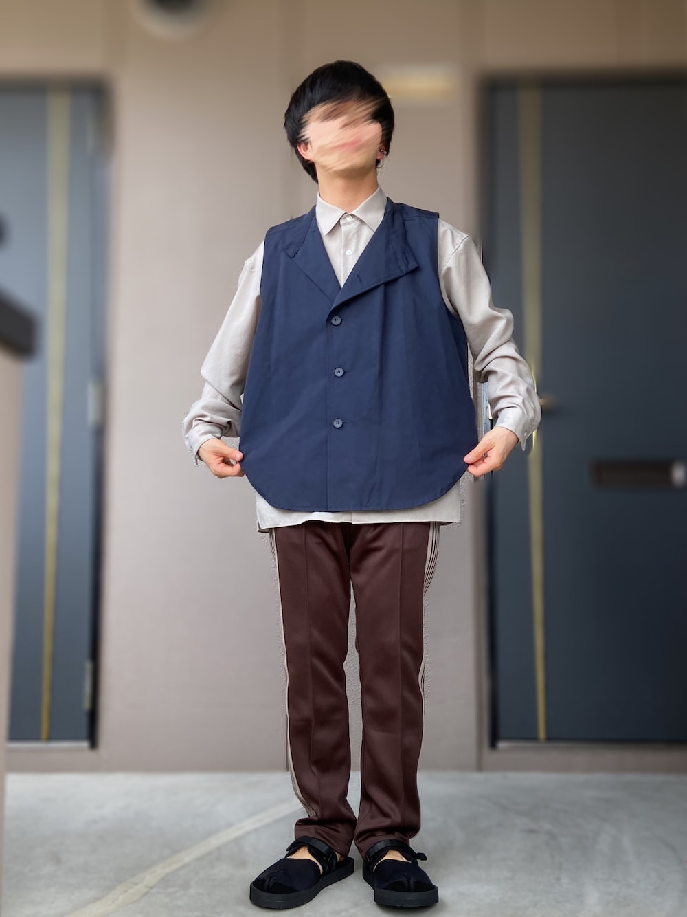 「abundantism、needles トラックパンツ、NEEDLES、Needles ニードルズ、ベスト×シャツ、UNITED TOKYO、suicoke、Nepenthes、ブラウンコーデ、足袋サンダル、タビシューズ」｜「NeedlesのFREAK'S STORE別注　narrow track pants（パンツ、ブラウン系）」を使った、おます@低身長(159cm)さん（メンズ・159cm）の夏コーディネートの1枚目の写真