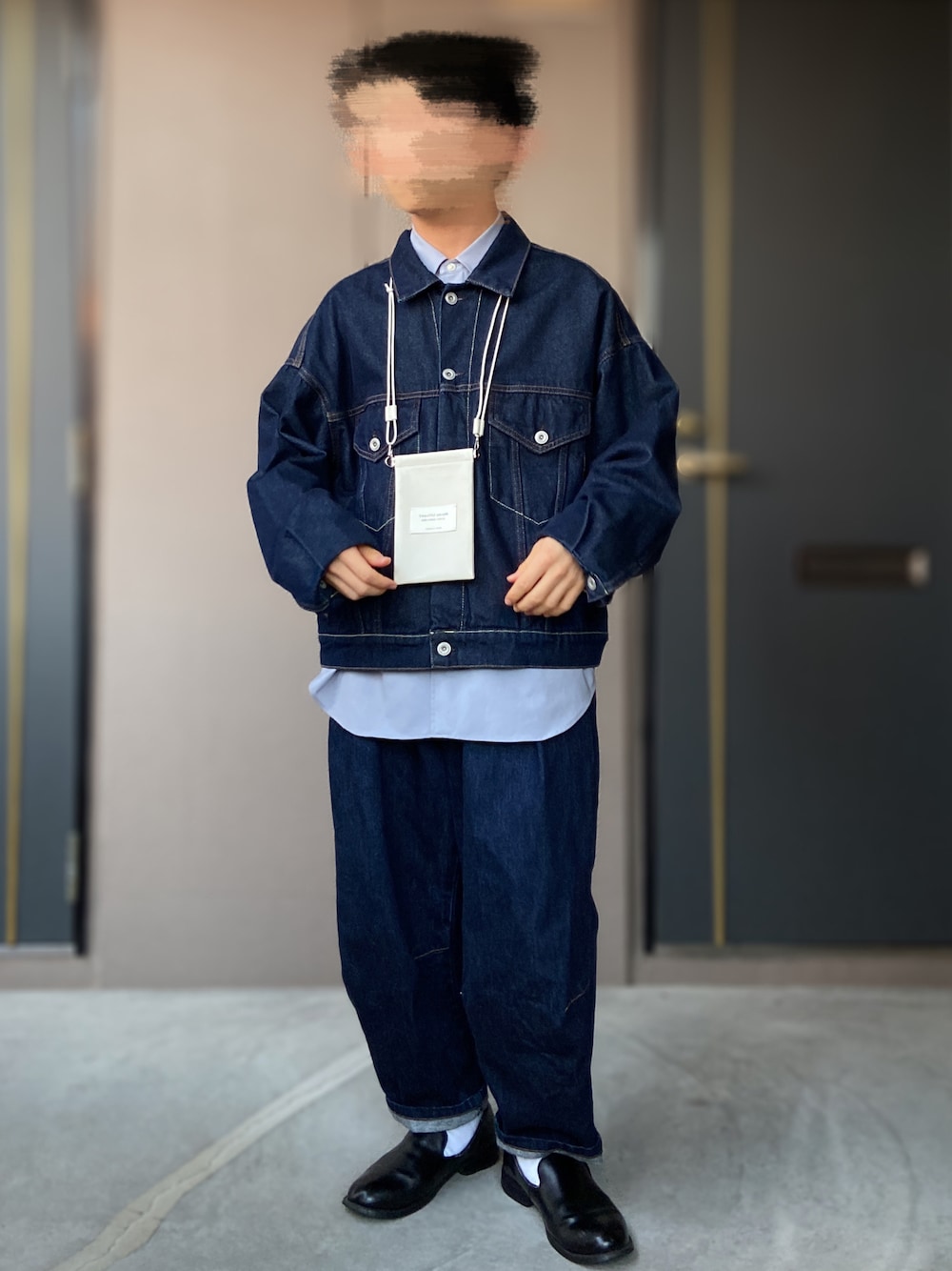 「シンプルスタイル、セットアップ風、PUBLIC TOKYO、TEXTURE WE MADE、FREAK’Ｓ STORE、beautiful people、ネックポーチ、デニム、デニムセットアップ、低身長男子、革靴、デニムジャケット、ビッグシャツ、ワイドパンツ、SETTO」｜「SETTOのNAJA PANTS：デニムワイドタックパンツ（デニムパンツ、ブルー系）」を使った、おます@低身長(159cm)さん（メンズ・159cm）の秋コーディネートの1枚目の写真
