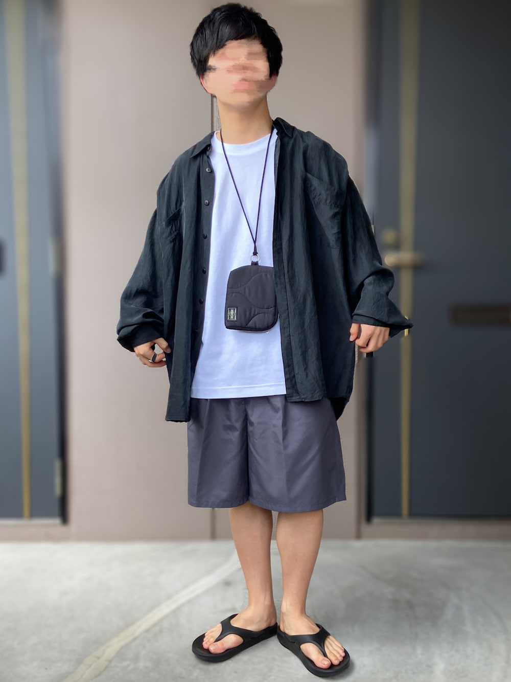 「UNIQLO、UNIQLO U、PORTER、OOFOS、oofos、EN ROUTE、ENROUTE、古着、シルクシャツ、低身長男子、エアリズムコットンオーバーサイズTシャツ(５分袖)、リカバリーサンダル」｜「OOFOSのOOFOS/ウーフォス Ooriginal/ウーオリジナル（サンダル、ブラック系）」を使った、おます@低身長(159cm)さん（メンズ・159cm）の夏コーディネートの1枚目の写真