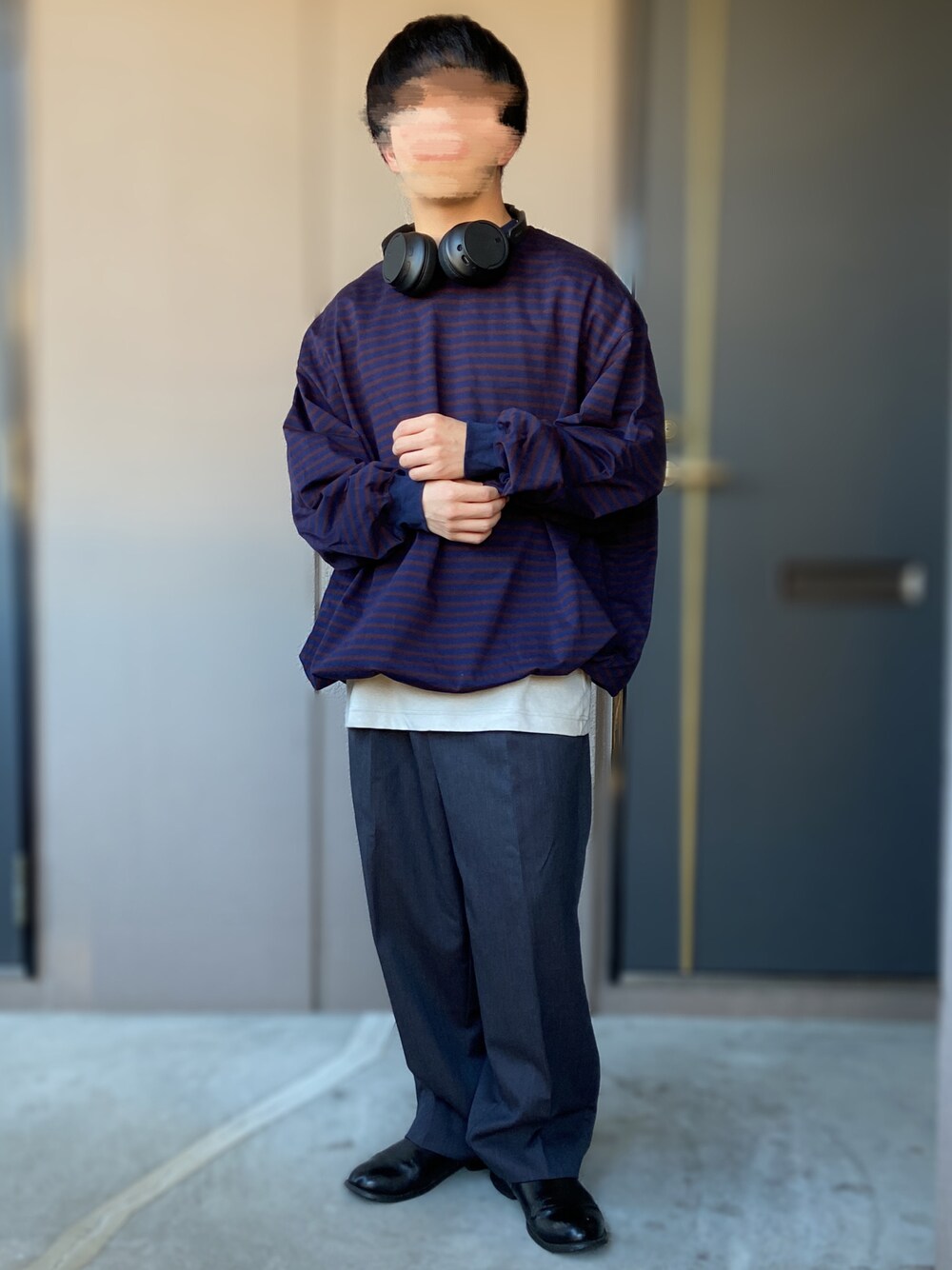 ブルー系のTシャツ/カットソー、ブルー系のスラックスを着用したメンズの秋コーディネートの1枚目の写真