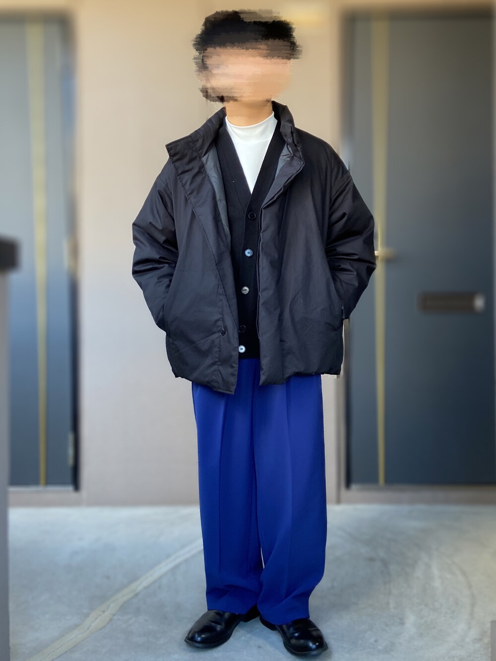 「MUJI Labo、無印良品、ダウンジャケット、ダウン、PUBLIC TOKYO、カラーパンツ、ブルー、ストレートパンツ、morris&sons、カーディガン+シャツ、カーディガン、UNIQLO U、ユニクロ、低身長男子、モックネック」｜「PUBLIC TOKYOのカラーイージースラックス（スラックス、ブルー系）」を使った、おます@低身長(159cm)さん（メンズ・159cm）の冬コーディネートの1枚目の写真
