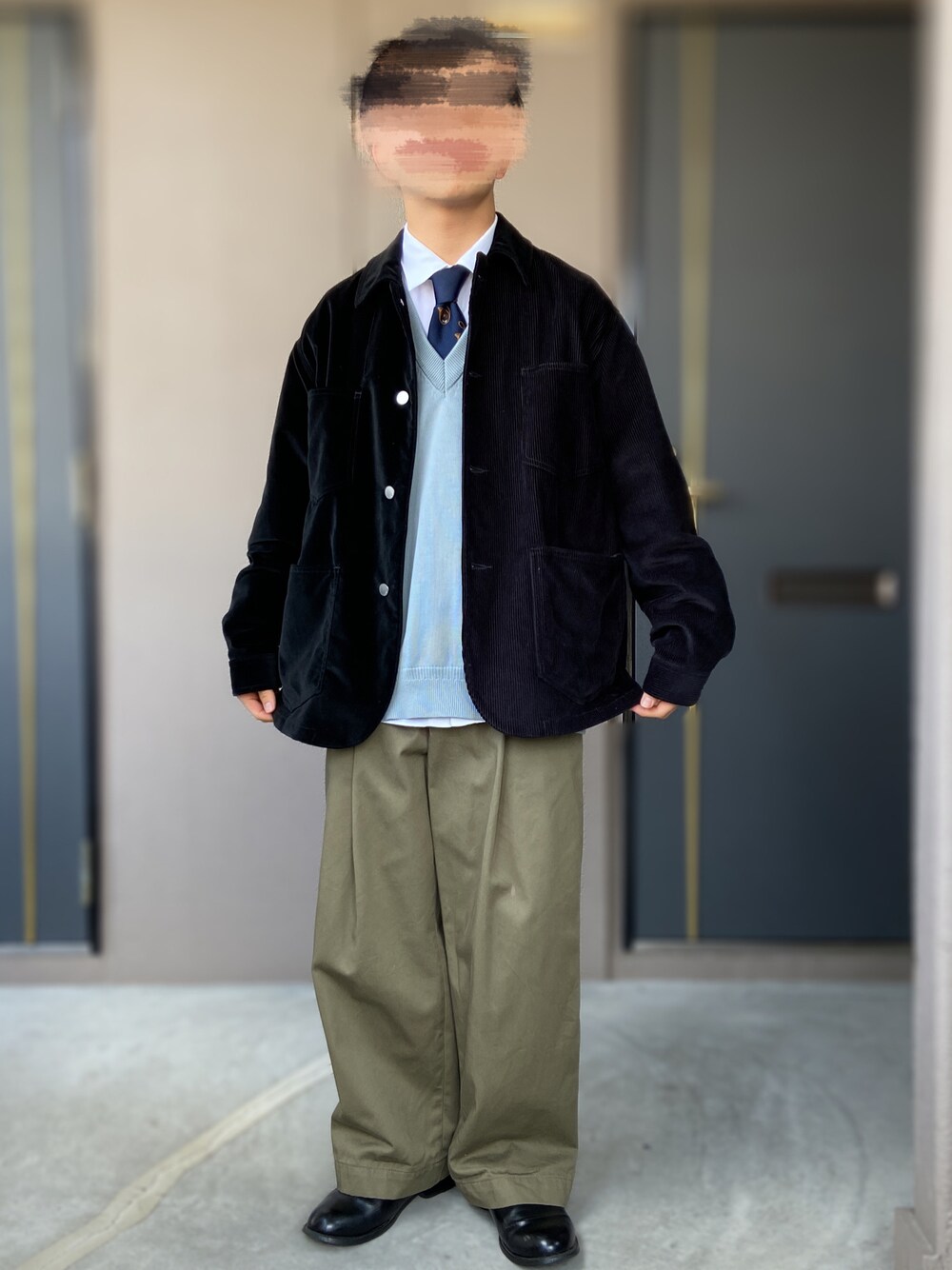 「YASHIKI、URBAN RESEARCH DOORS、jieda、Traditional Weatherwear、低身長男子、ネクタイ、カバーオール、カーキパンツ、革靴、Vネックニット、ブルーコーデ」｜「Jiedaの【JieDa】EX.SWITCHING COVERALL（カバーオール、ブラック系）」を使った、おます@低身長(159cm)さん（メンズ・159cm）の冬コーディネートの1枚目の写真
