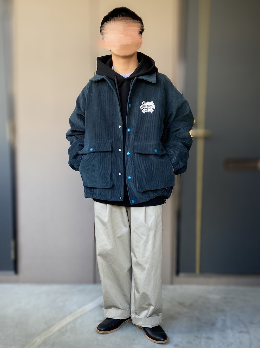 「低身長男子、sumari、Traditional Weatherwear、ISHMM、goodwear、chaos fishing club、コーデュロイジャケット、コーデュロイ、サボ、パーカー、黒パーカー、ワイドパンツ」｜「ISHMMのishmm sabot black（シューズ、ブラック系）」を使った、おます@低身長(159cm)さん（メンズ・159cm）の冬コーディネートの1枚目の写真