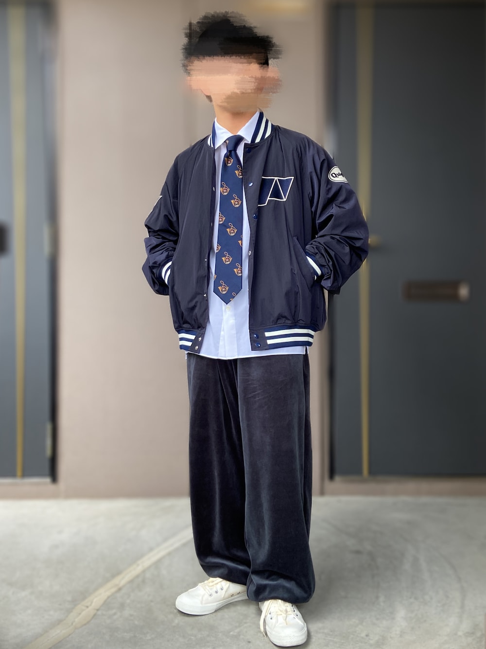 「Puras、quigley、低身長男子、nautica、スタジャン、ネクタイ、ネクタイコーデ、ブルー、ベロア、ベロアパンツ、白スニーカー、白シャツ、UNITED TOKYO」｜「無印良品のアイテム（スニーカー、ホワイト系）」を使った、おます@低身長(159cm)さん（メンズ・159cm）の秋コーディネートの1枚目の写真