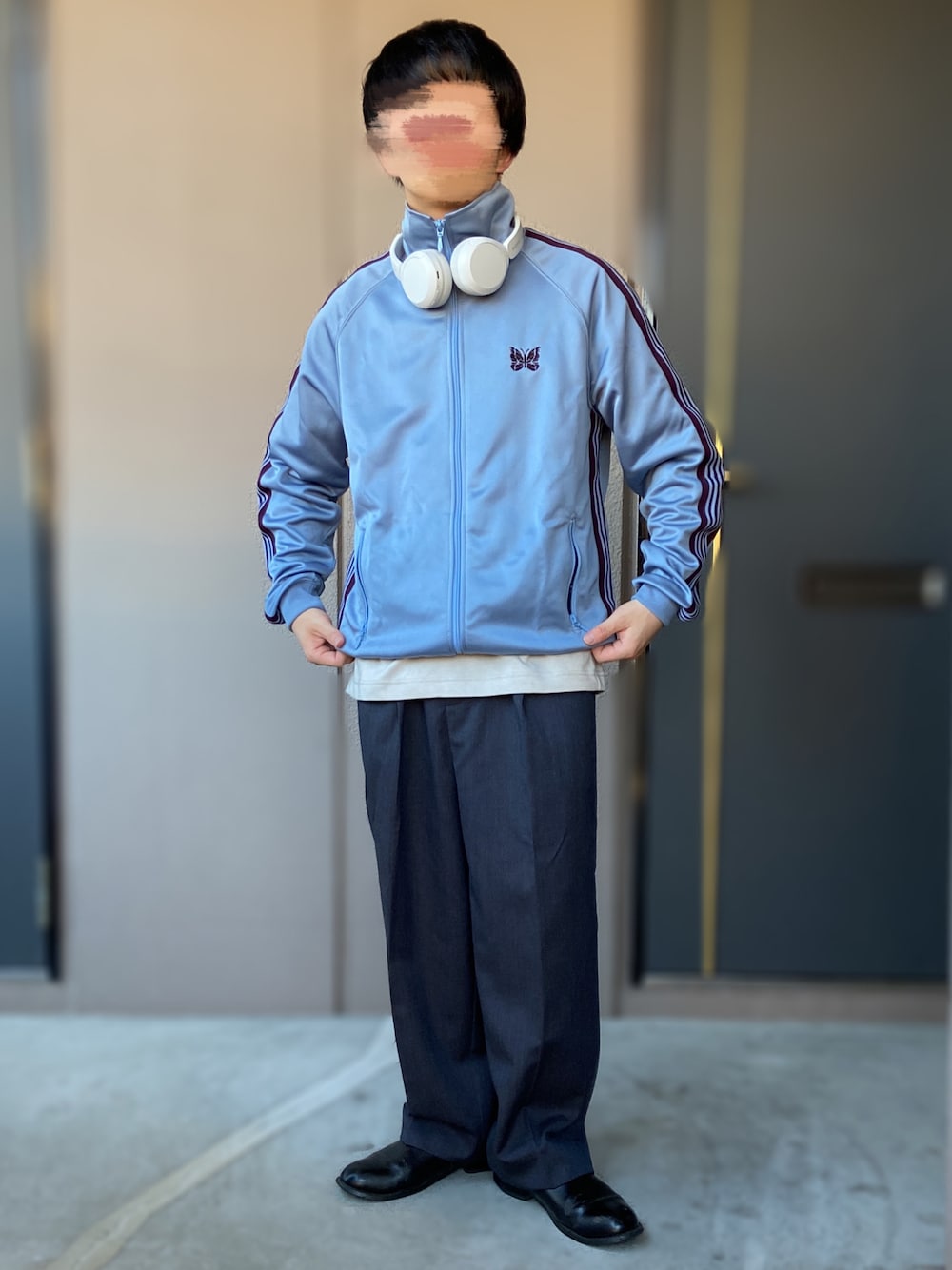 「NEEDLES、needlesトラックジャケット、トラックジャケット、dulcamara、革靴、SONY、ヘッドホン、UNIQLO、UNIQLO U、低身長男子、スラックス」｜「Dulcamaraの2021春夏　よそいきセンタープレスイージーPT -YOSOIKI-（スラックス、ブルー系）」を使った、おます@低身長(159cm)さん（メンズ・159cm）の秋コーディネートの1枚目の写真