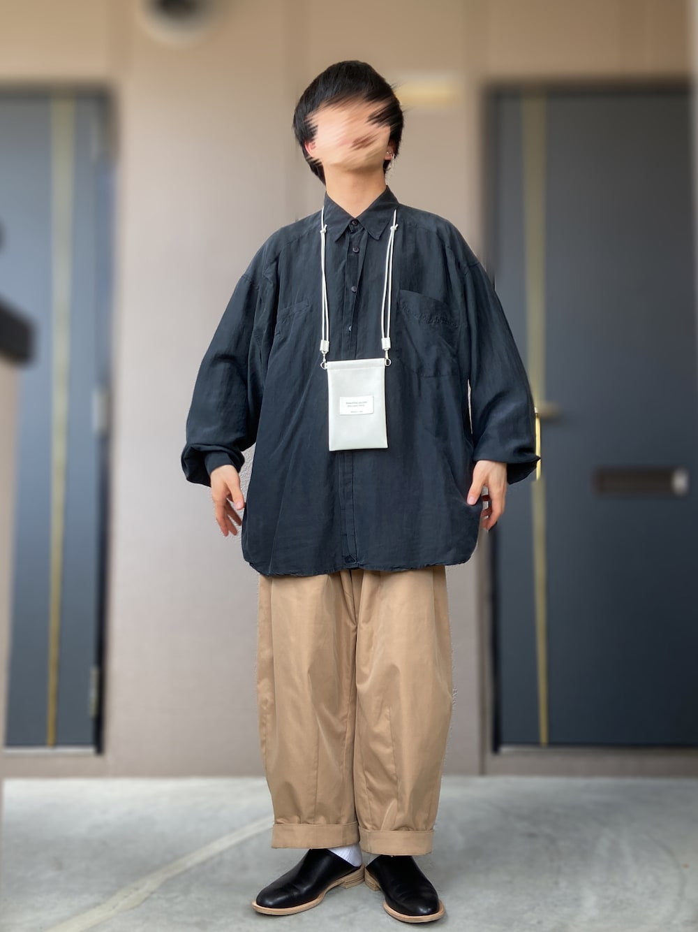 「abundantism、beautiful people、ビューティフルピープル、ISHMM、サボ、革靴、ドキュメントケース、サコッシュ、革小物、黒シャツ、シルクシャツ、古着コーデ、ワイドパンツ、タマムシ色」｜「ISHMMのishmm sabot black（シューズ、ブラック系）」を使った、おます@低身長(159cm)さん（メンズ・159cm）の夏コーディネートの1枚目の写真
