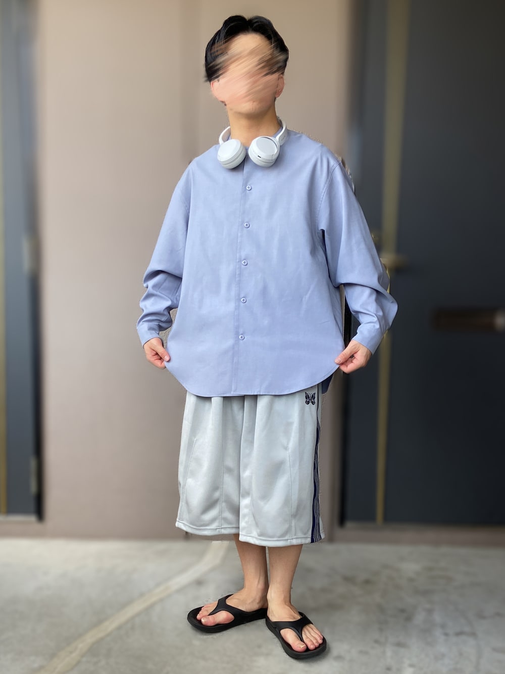 「A+TOKYO、NEEDLES、LHP、低身長男子、スタンドカラー、ヘッドホン、ジャージ、OOFOS、リカバリーサンダル」｜「CITY TOKYOのリラックスオーバーサイズシャツ〈バンドカラー〉（シャツ/ブラウス、ブルー系）」を使った、おます@低身長(159cm)さん（骨格ストレート・メンズ・159cm）の夏コーディネートの1枚目の写真