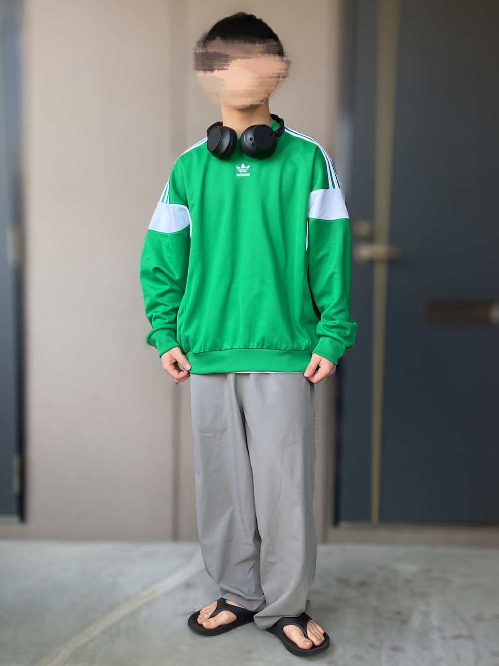 「adidas、スポーツミックス、FreshService、OOFOS、リカバリーサンダル、ナイロンパンツ、低身長男子、グリーンコーデ、ヘッドホン、SONY」｜「FreshServiceのfreshservice  utility packable suit GRAY M（トップス、グレー系）」を使った、おます@低身長(159cm)さん（骨格ストレート・メンズ・159cm）の夏コーディネートの1枚目の写真