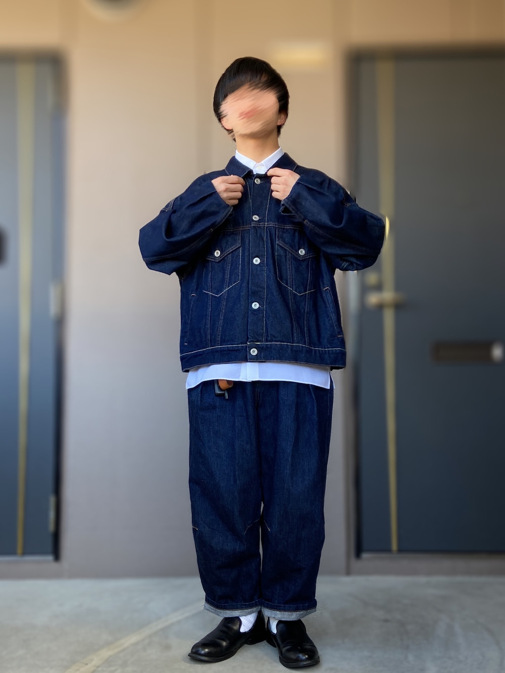 「ごきげんウィーク、FREAK’Ｓ STORE、TEXTURE WE MADE、SETTO、PUBLIC TOKYO、革靴、白シャツ、白シャツ×デニム、Hender Scheme、革小物、セットアップ風、デニムパンツ、デニムジャケット、休日スタイル」｜「FREAK'S STOREのKAL×FREAK'S STORE/カル ECO デニムジャケット/ビッグシルエット デニムブルゾン（ブルゾン、ブルー系）」を使った、おます@低身長(159cm)さん（メンズ・159cm）の春コーディネートの1枚目の写真