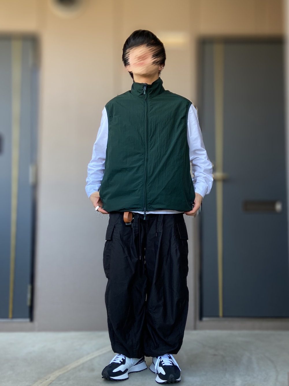 「シンプルスタイル、DAIWAPIER39、ベスト×シャツ、無印、無印良品、NEEDLES、ヒザデルパンツ、New Balance、アウトドアスタイル、ミリタリー、Hender Scheme、革小物、スタンドカラー、グリーンコーデ」｜「NEW BALANCEの＜New Balance（ニューバランス）＞ MS327/スニーカー（スニーカー、ブラック系）」を使った、おます@低身長(159cm)さん（メンズ・159cm）の春コーディネートの1枚目の写真