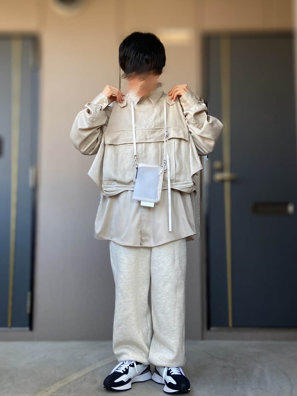「abundantism、ごきげんウィーク、BROWN by 2-tacs、ロングシャツ、ホワイトコーデ、ワントーンコーデ、FREAK’Ｓ STORE、スウェットパンツ、New Balance、iTTi、ゆるパンツ、ベスト×シャツ」｜「NEW BALANCEの＜New Balance（ニューバランス）＞ MS327/スニーカー（スニーカー、ブラック系）」を使った、おます@低身長(159cm)さん（メンズ・159cm）の春コーディネートの1枚目の写真