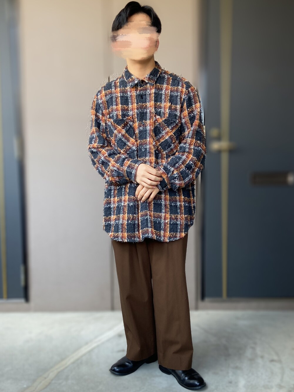 「BRU NA BOINNE、BEAUTY&YOUTH UNITED ARROWS、チェックシャツ、低身長男子、チェック、UNIQLO、UNIQLO U、エアリズムコットンオーバーサイズTシャツ(５分袖)、ブラウンコーデ、革靴、春コーデ」｜「BEAUTY&YOUTH UNITED ARROWSのBY ハイツイスト ギャバ 1P ストレートパンツ（その他パンツ、ブラウン系）」を使った、おます@低身長(159cm)さん（メンズ・159cm）の春コーディネートの1枚目の写真