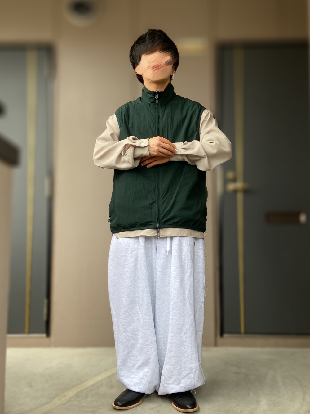 「DAIWAPIER39、Anglan、ISHMM、UNITED TOKYO、ベスト、スタンドカラー、ワイドパンツ、スウェットパンツ、革靴、サボ、ダイワピア39、シャツ×スウェット、グレーパンツ」｜「ISHMMのishmm sabot black（シューズ、ブラック系）」を使った、おます@低身長(159cm)さん（メンズ・159cm）の夏コーディネートの1枚目の写真