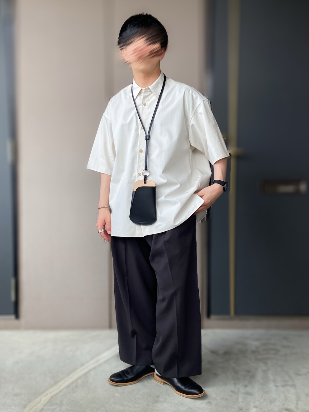 ブラック系のスラックス、ホワイト系のシャツ/ブラウス、ブラック系のシューズを着用したメンズの夏コーディネートの1枚目の写真