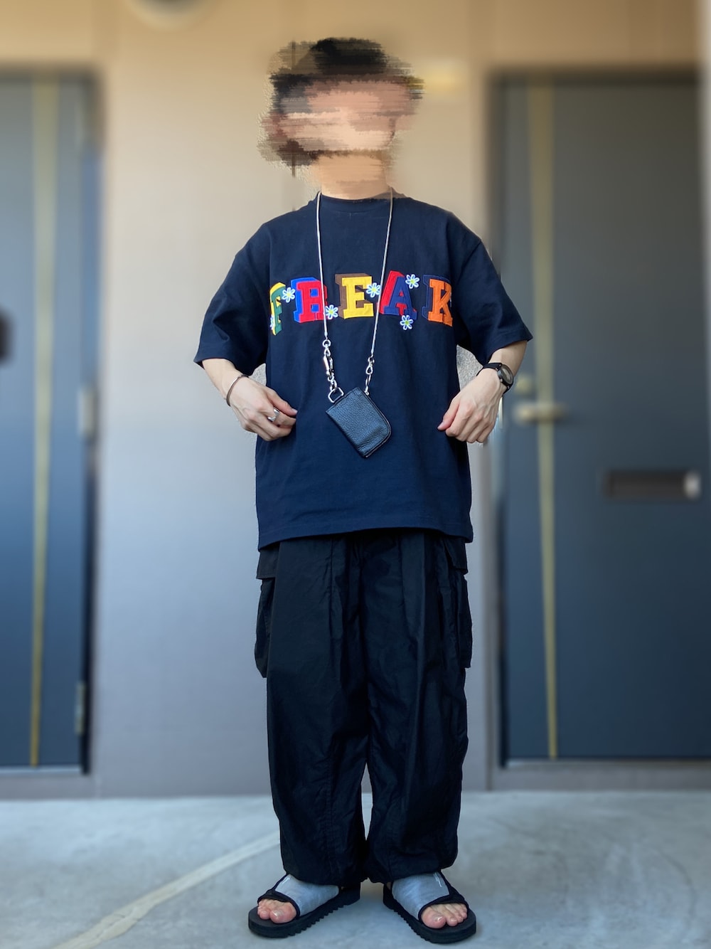 「FREAK’Ｓ STORE、suicoke、HIDAKA、NEEDLES、ヒザデルパンツ、サンダル、クリアサンダル、ウォレットチェーン、ビッグT、刺繍トップス、カーゴパンツ、夏コーデ、低身長男子、ブラック」｜「suicokeのSUICOKE × BEAMS / 別注 DAO-2（サンダル、ブラック系）」を使った、おます@低身長(159cm)さん（メンズ・159cm）の夏コーディネートの1枚目の写真
