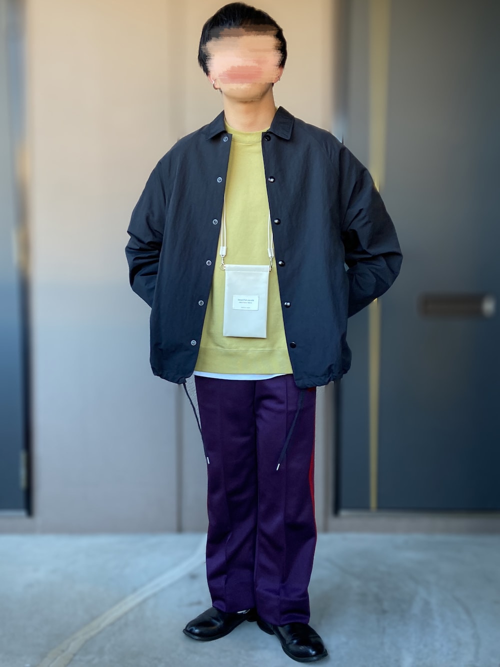 「LAD MUSICIAN、needles トラックパンツ、NEEDLES、marka、beautiful people、革靴、スウェット、UNIQLO、UNIQLO U、低身長男子、ネックポーチ、イエローコーデ、パープル&イエロー、コーチジャケット」｜「NeedlesのTrack Pant-Poly Smooth（その他パンツ、パープル系）」を使った、おます@低身長(159cm)さん（メンズ・159cm）の冬コーディネートの1枚目の写真